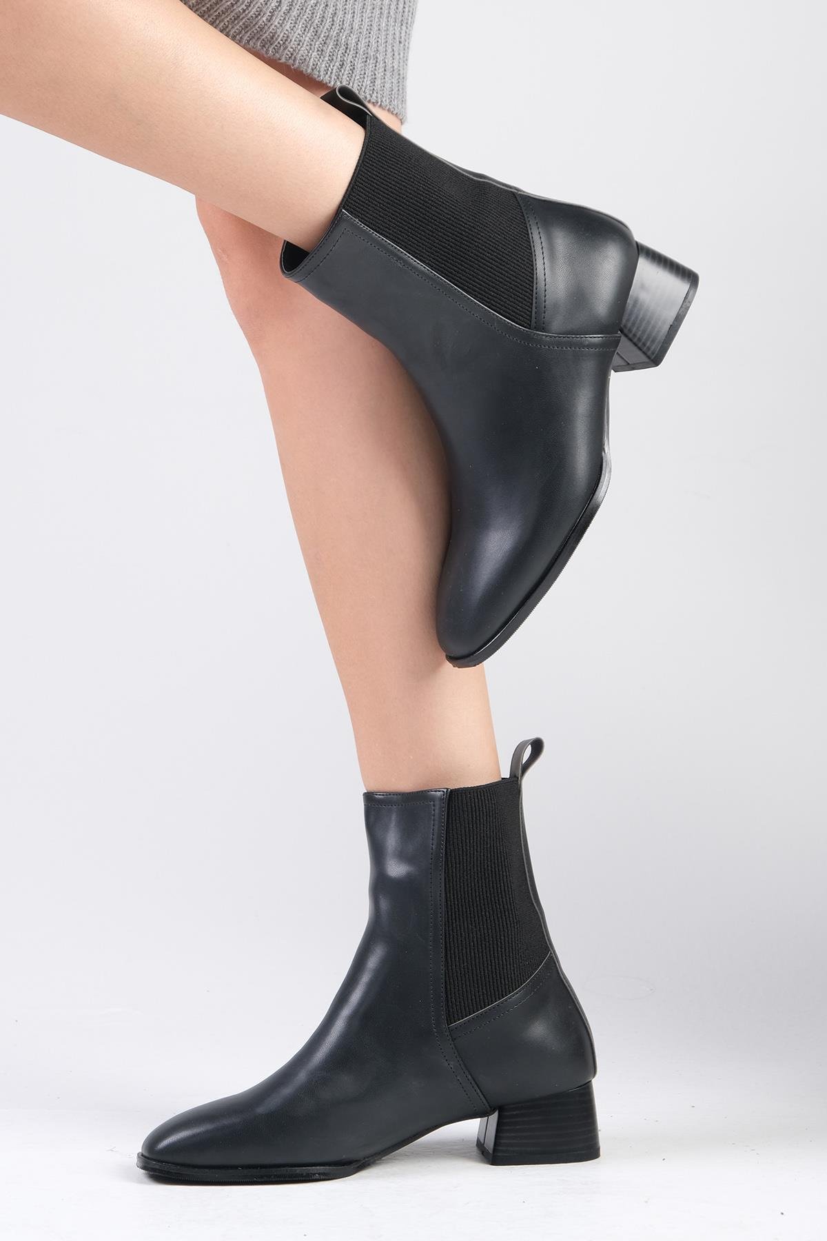 Shania Siyah Renk Küt Burunlu Lastikli Bot-Kalın Topuk-Mio Gusto-01494BLC