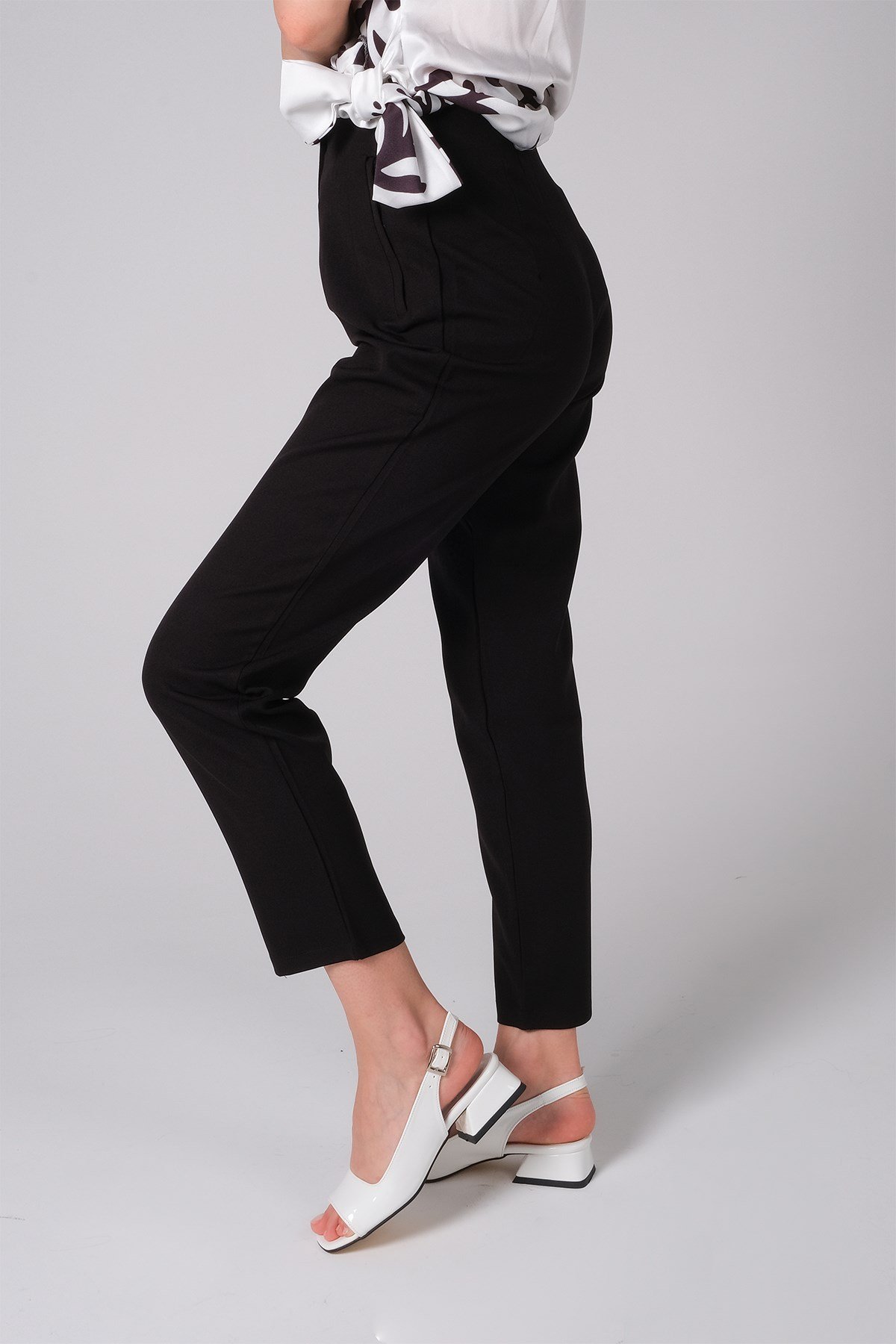 Siyah Renk Düz Paça Pantalon-Pantolon-Mio Gusto-G0027BLK