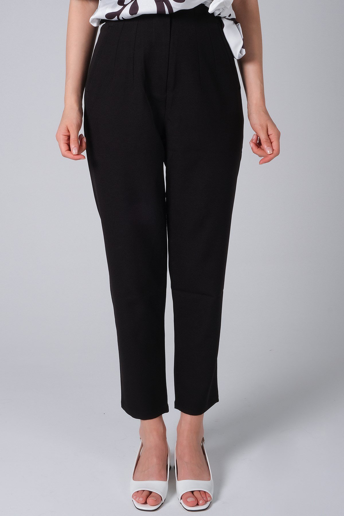 Siyah Renk Düz Paça Pantalon-Pantolon-Mio Gusto-G0027BLK