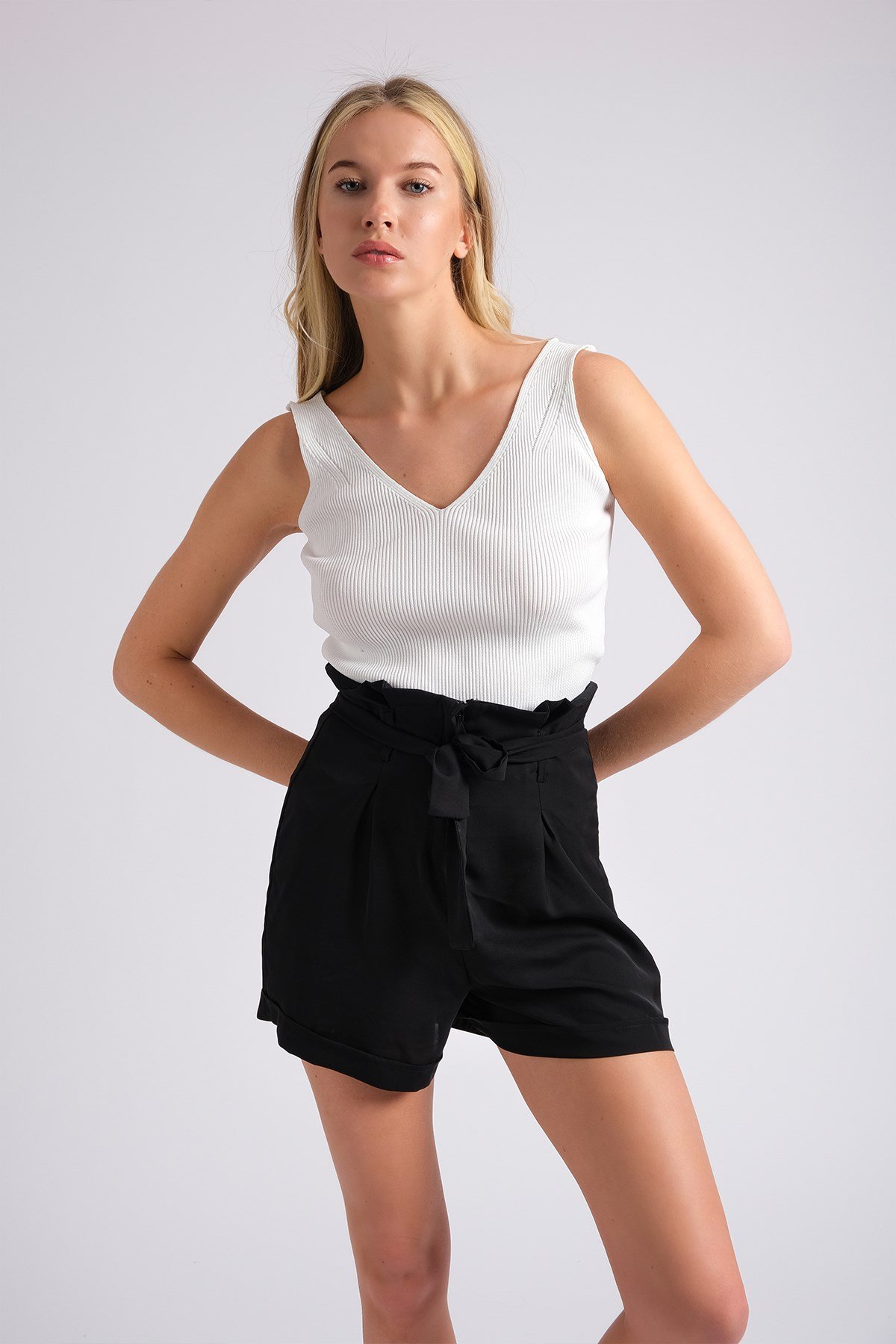 Siyah Renk Kuşaklı Kadın Kumaş Şort-Şort-Mio Gusto-G0011BLK