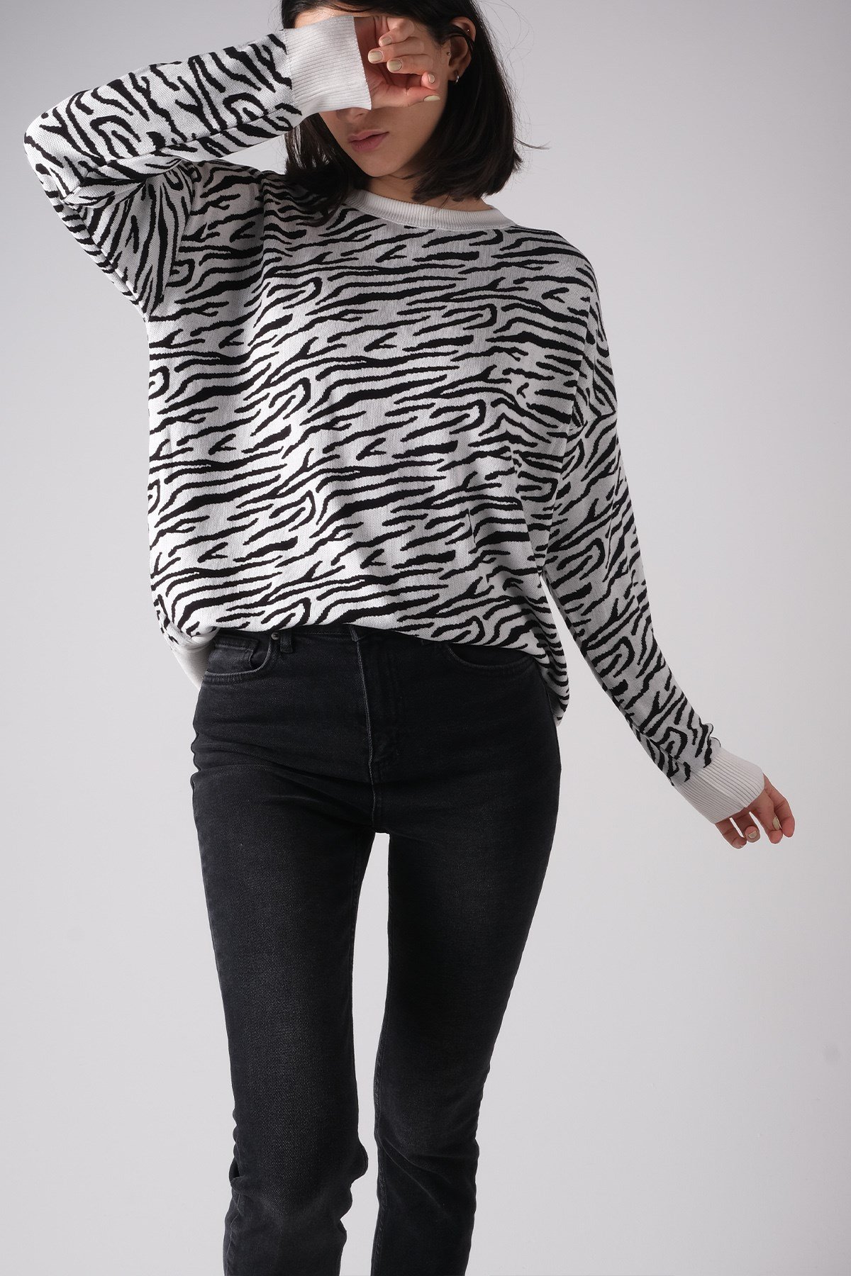 Siyah Renk Zebra Desen Kazak-GİYİM-Mio Gusto-G0045BLK