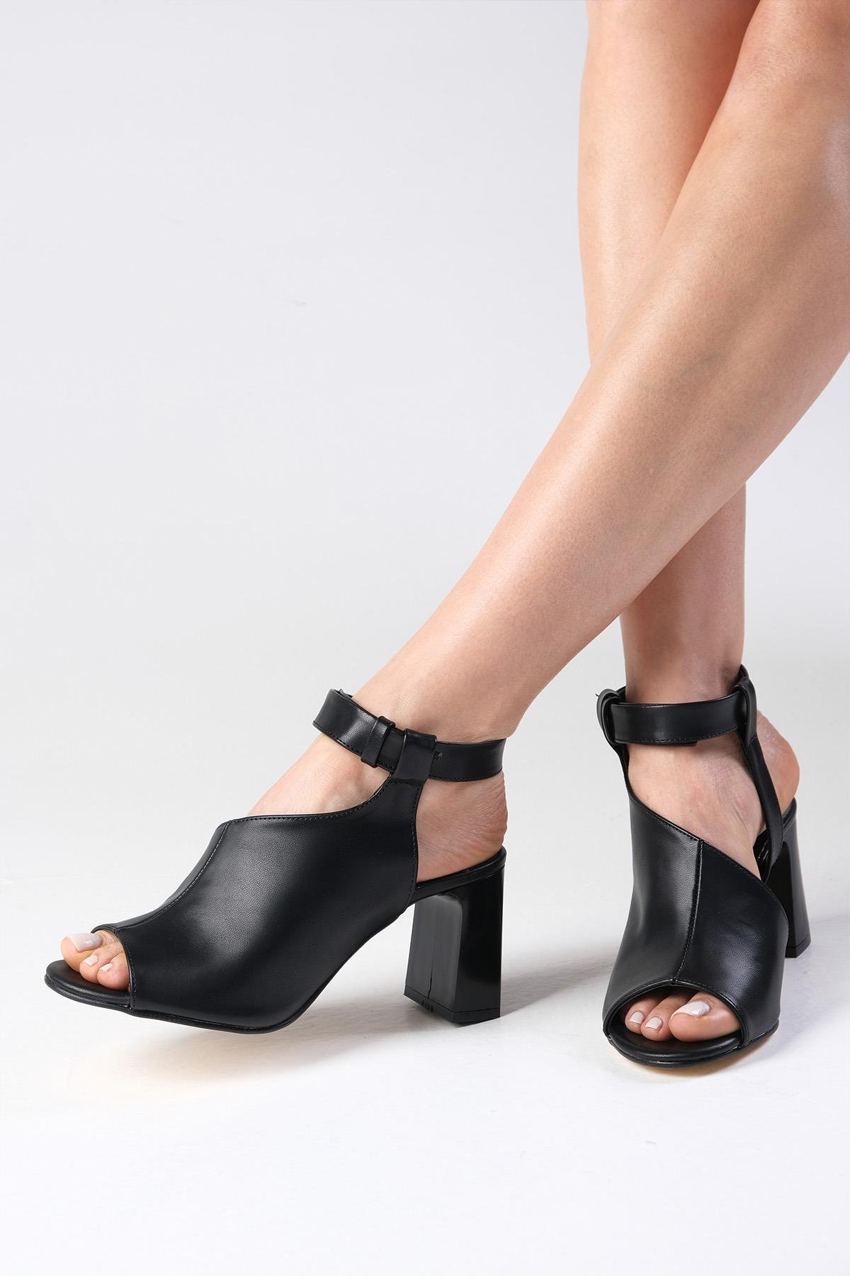 Sonya Siyah Renk Asimetrik Kesimli Topuklu Sandalet-SANDALET-Mio Gusto-01543BLC