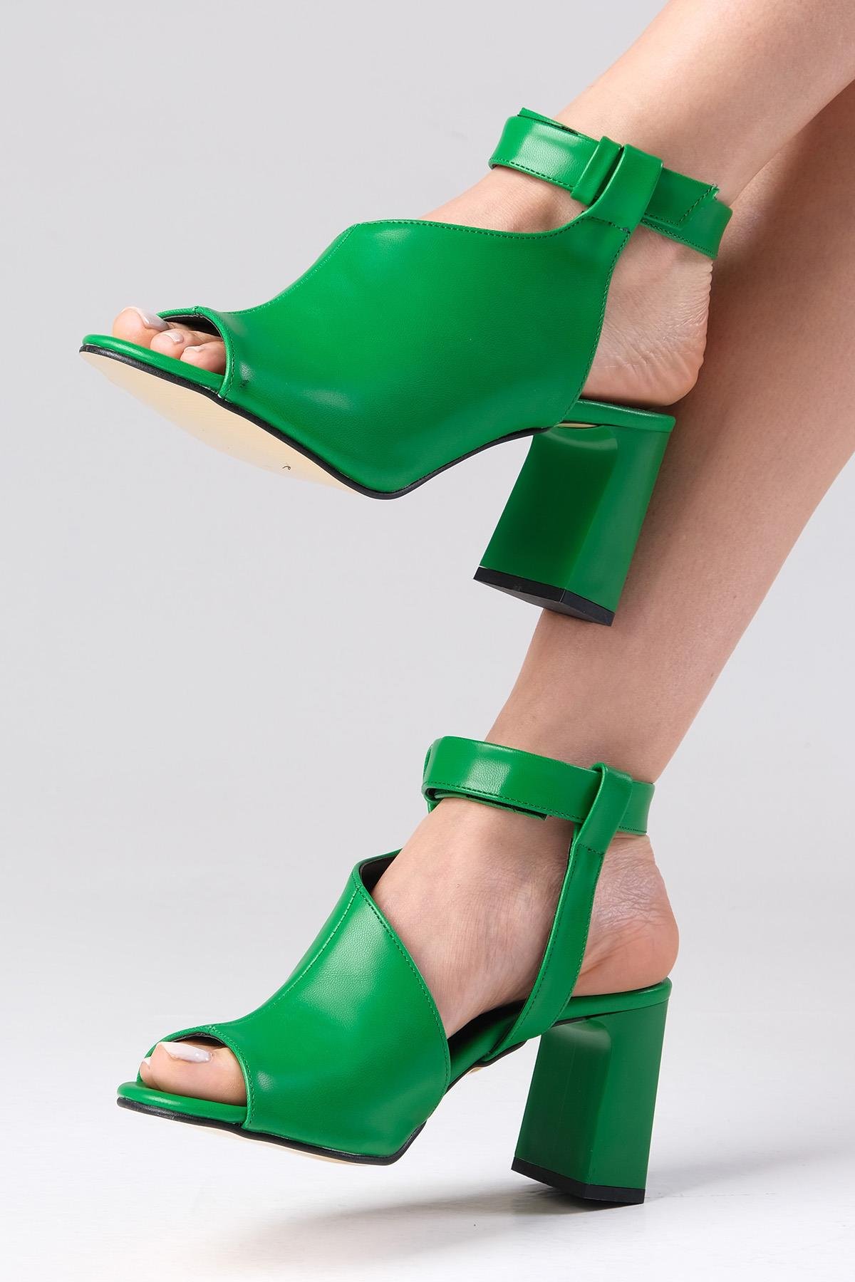 Sonya Yeşil Renk Asimetrik Kesimli Topuklu Ayakkabı-SANDALET-Mio Gusto-01543GNC
