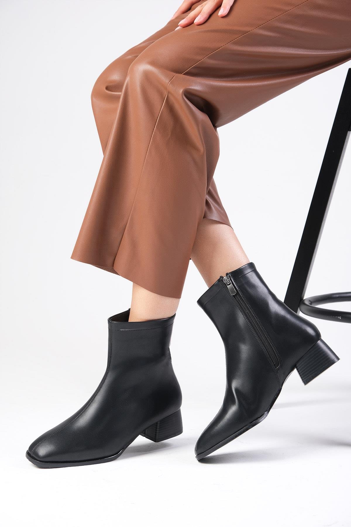 Tori Siyah Renk Küt Burunlu Bot-Kalın Topuk-Mio Gusto-01490BLC