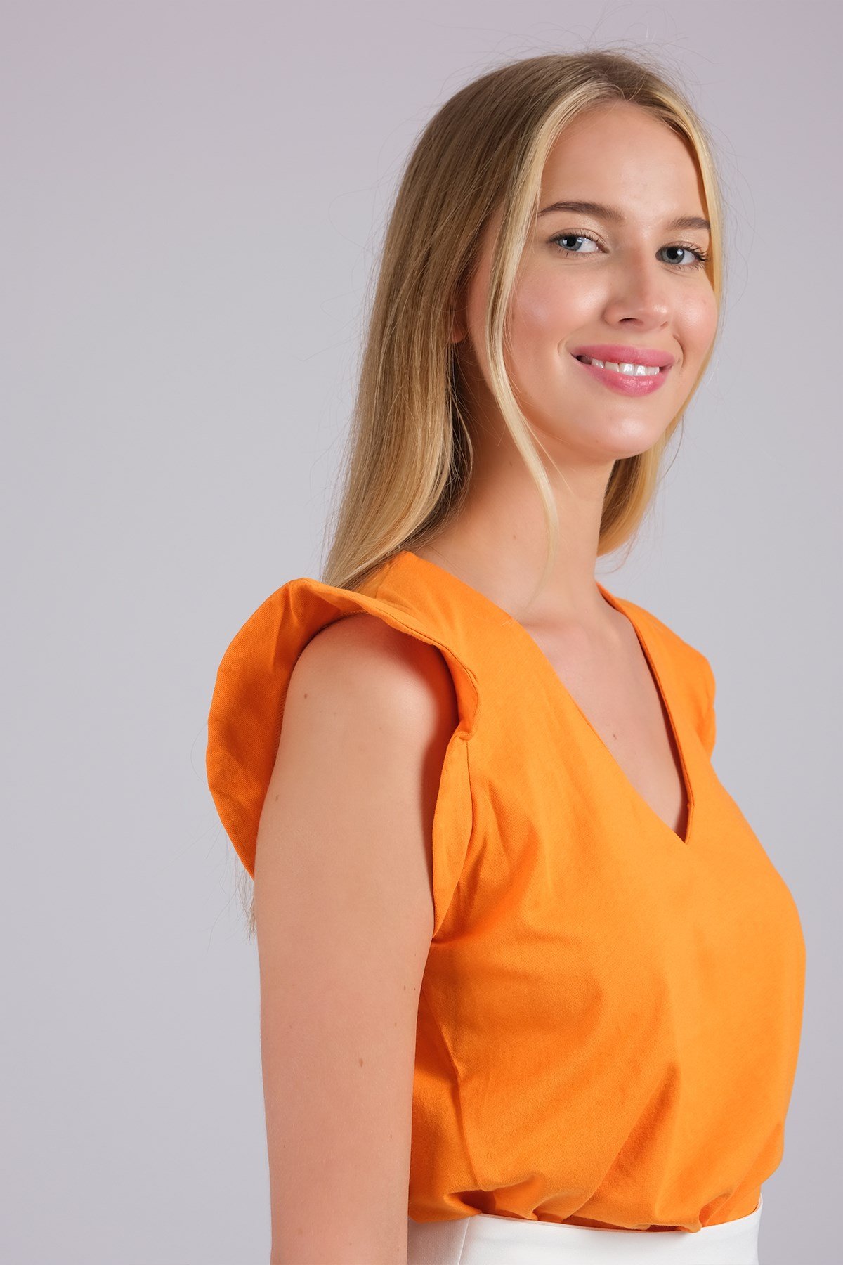 Turuncu Renk V Yaka Kadın Tişört-Tişört -Mio Gusto-G0023ORK