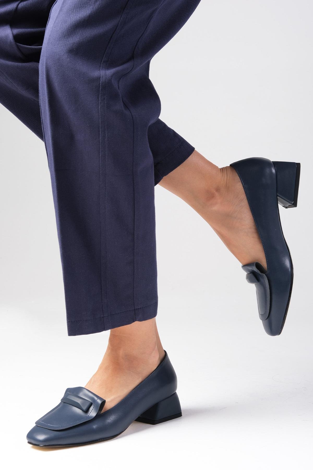 Verona Lacivert Renk Kısa Topuklu Ayakkabı-Kısa Topuklu-Mio Gusto-01562DBC