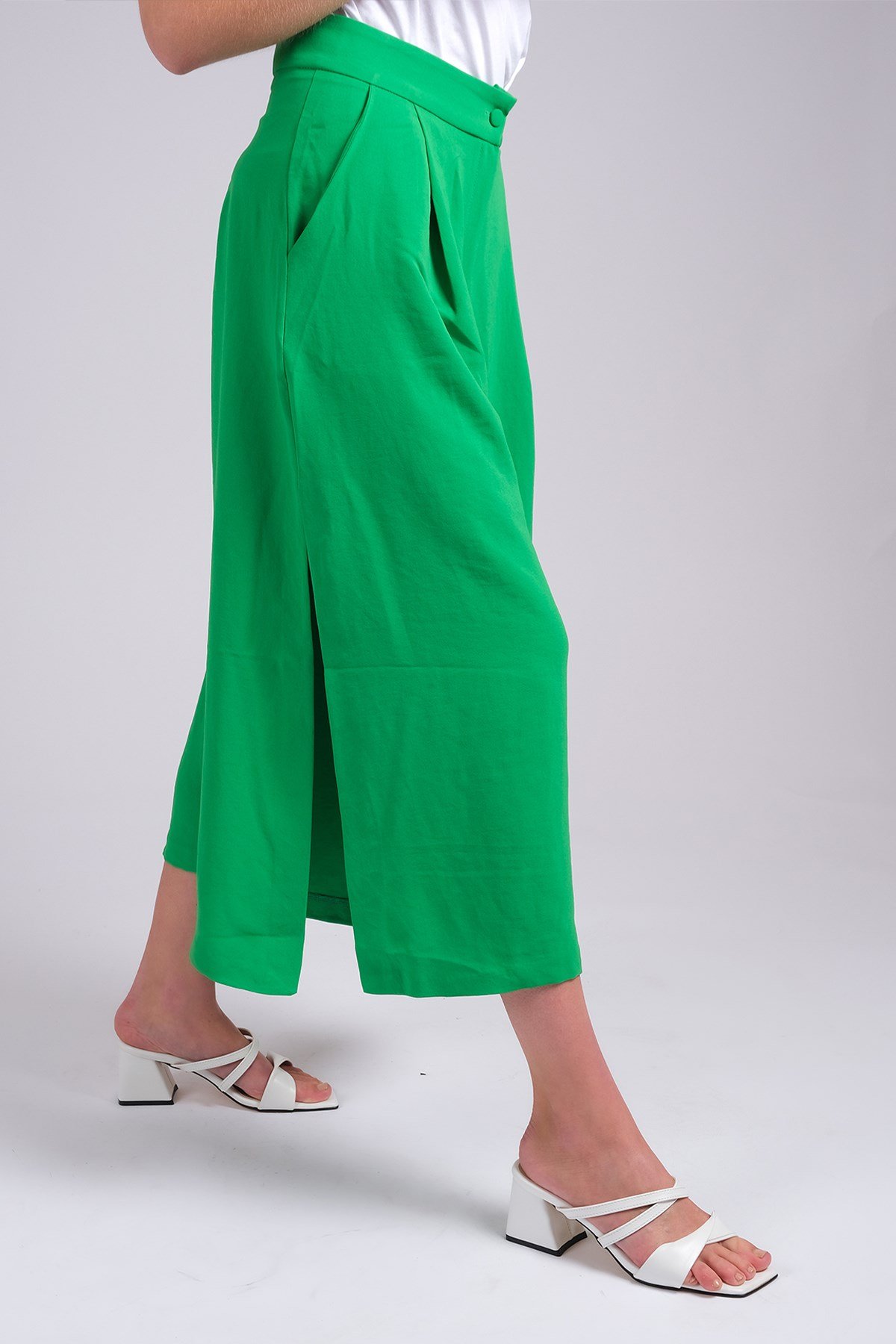 Yeşil Renk Yanları Yırtmaçlı Kadın Pantalon-Pantolon-Mio Gusto-G0021GNK