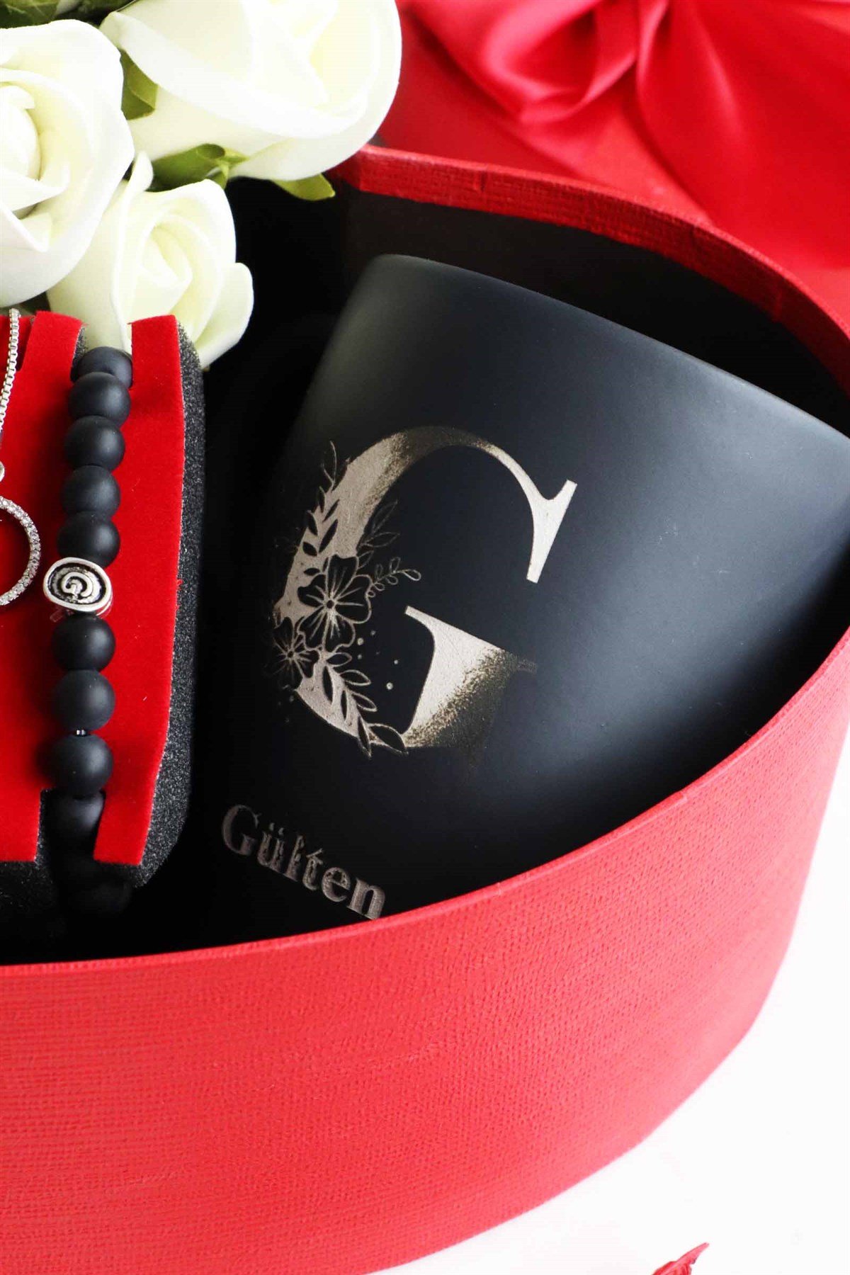 Özel Kalpli Kutuda Kupa, Gül Demeti ve Kolye Bileklik Set