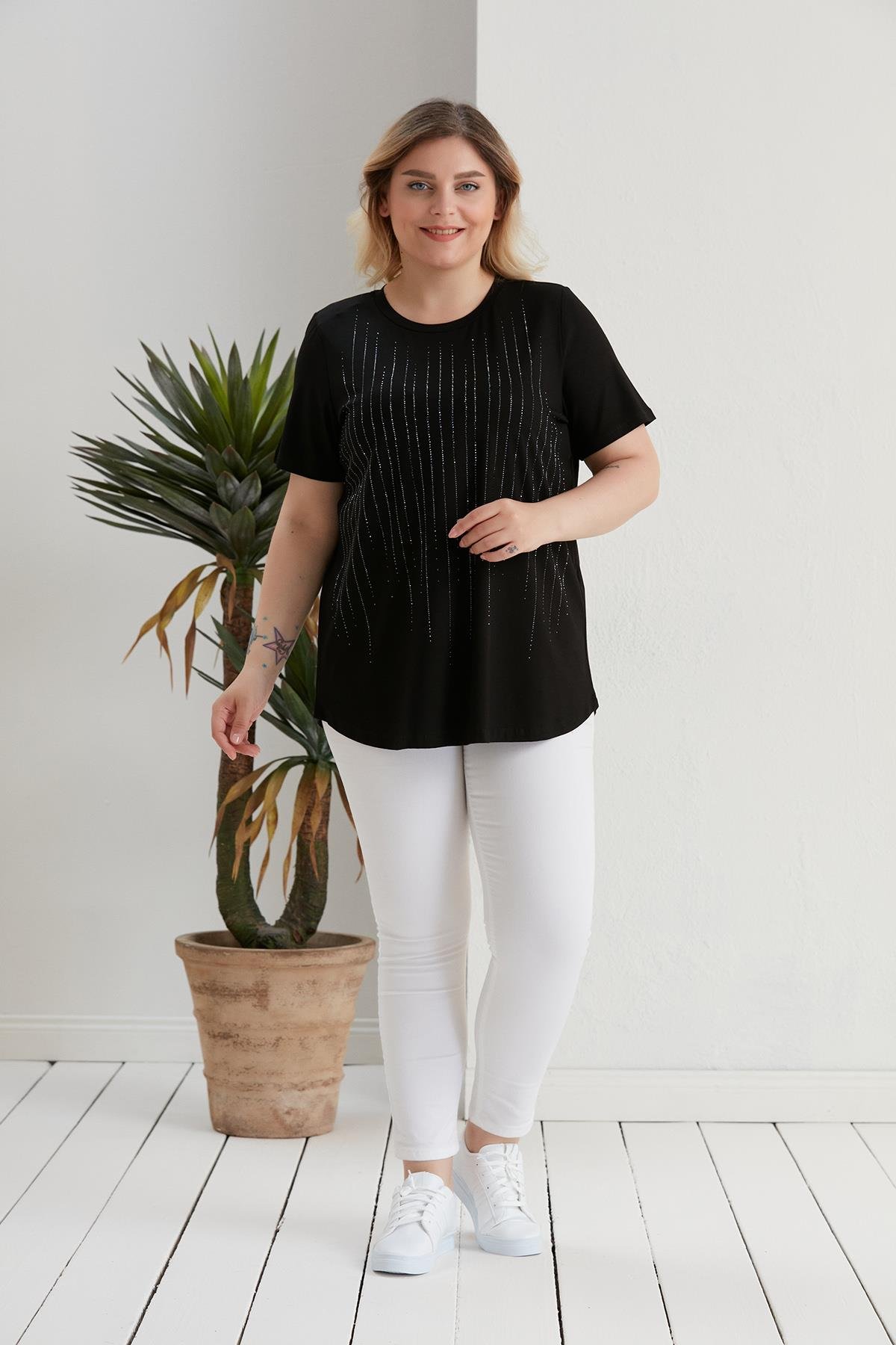 Büyük Beden Çizgi Taş Detaylı Siyah Bluz