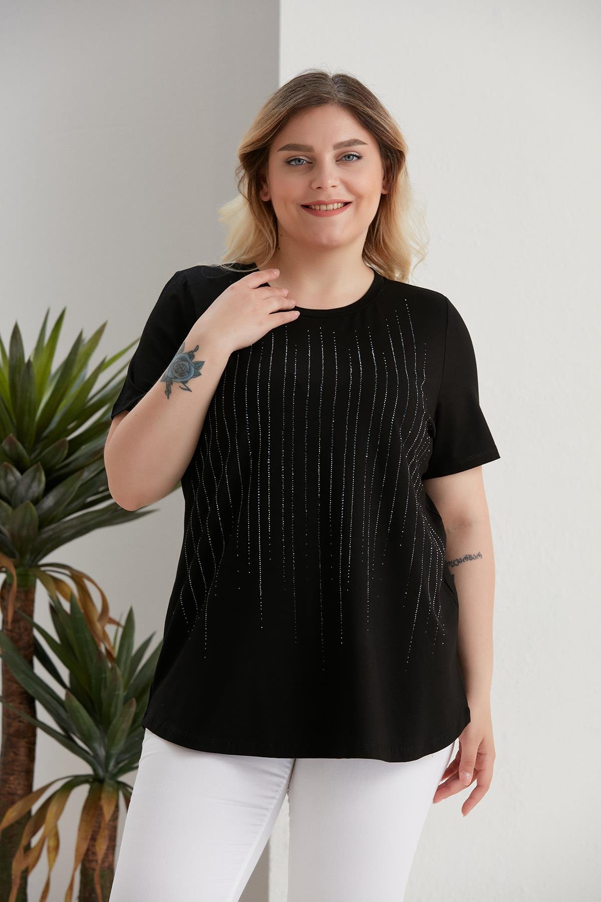 Büyük Beden Çizgi Taş Detaylı Siyah Bluz