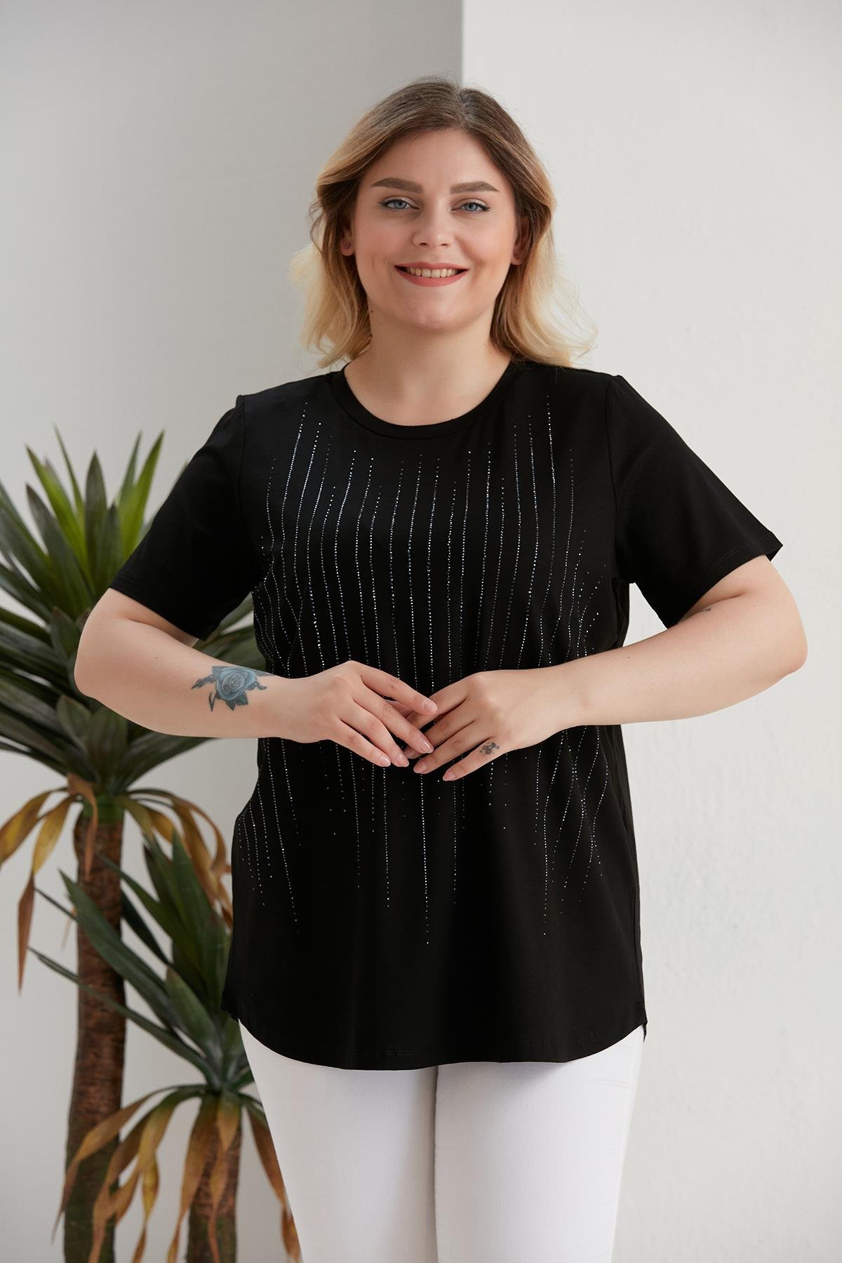 Büyük Beden Çizgi Taş Detaylı Siyah Bluz