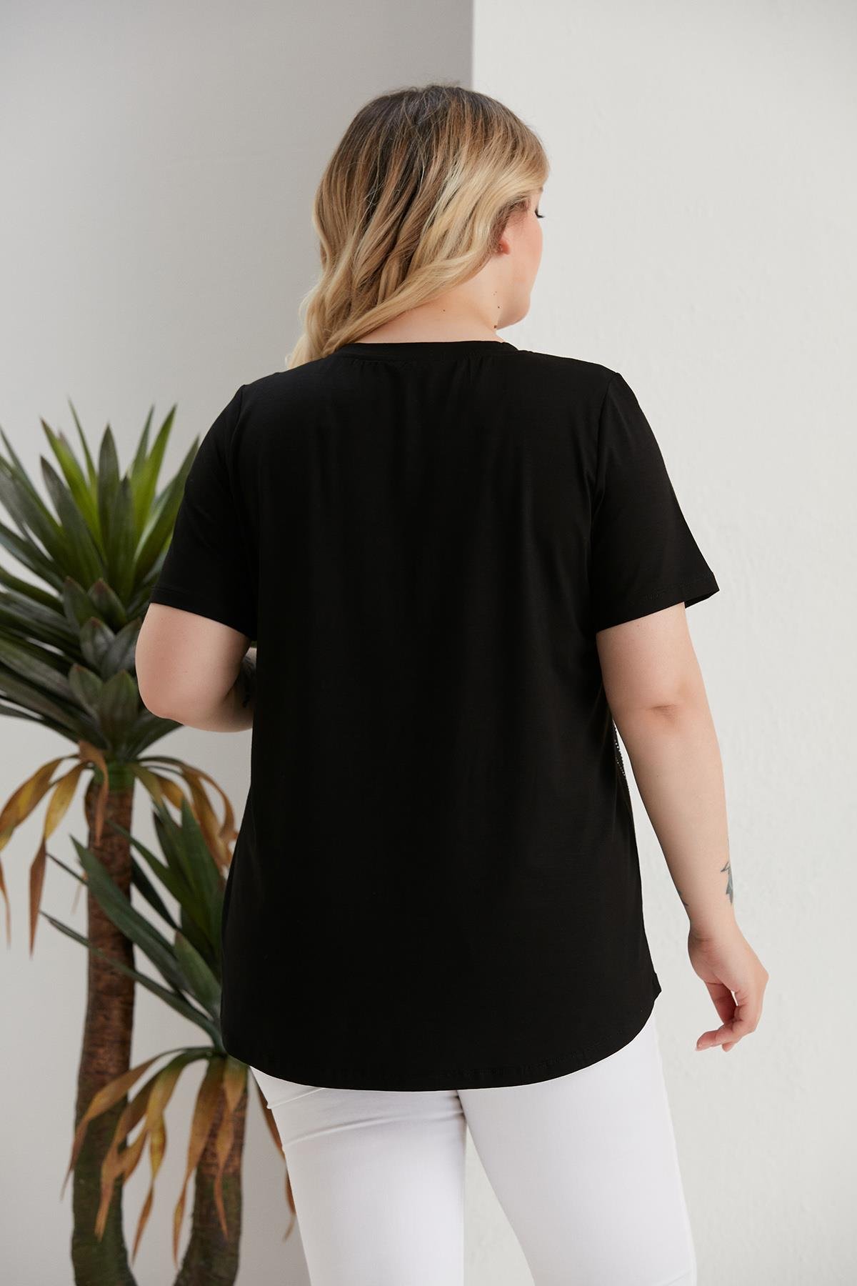 Büyük Beden Çizgi Taş Detaylı Siyah Bluz