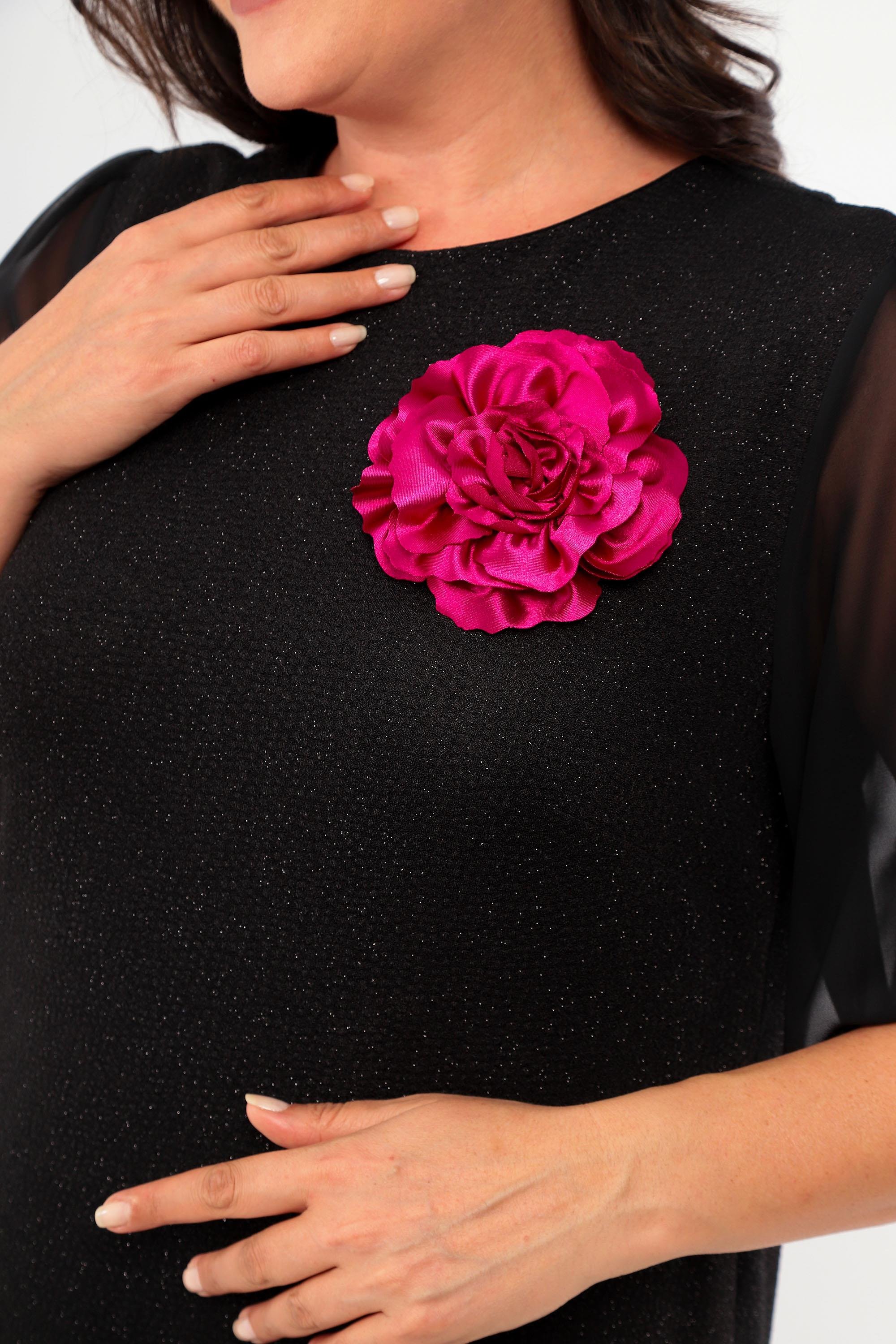 Büyük Beden Kısa Kol Sim ve Gül Şeklinde Broş Detaylı Siyah Elbise