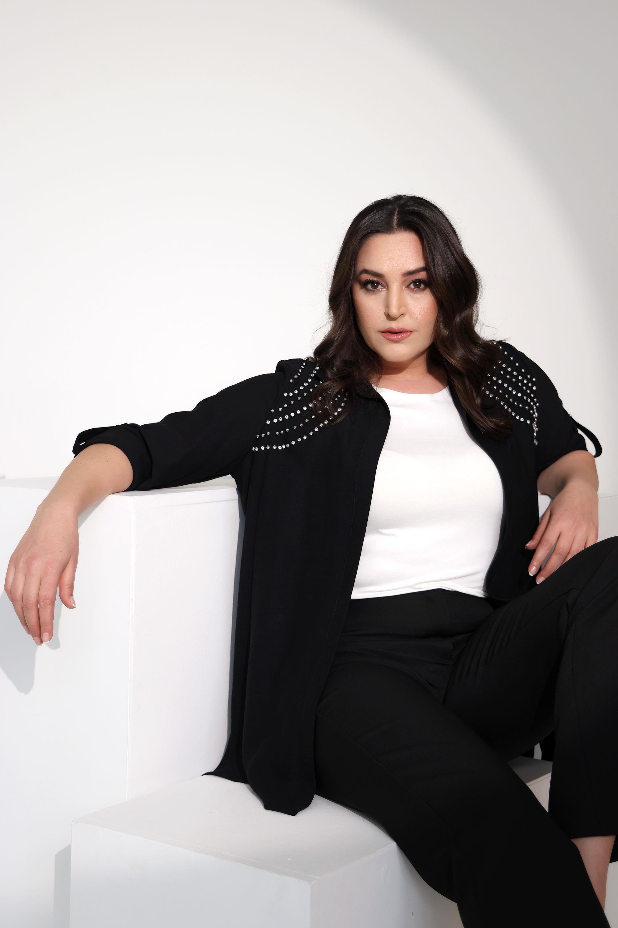 Büyük Beden Omuzu Taş Detaylı Siyah Takım