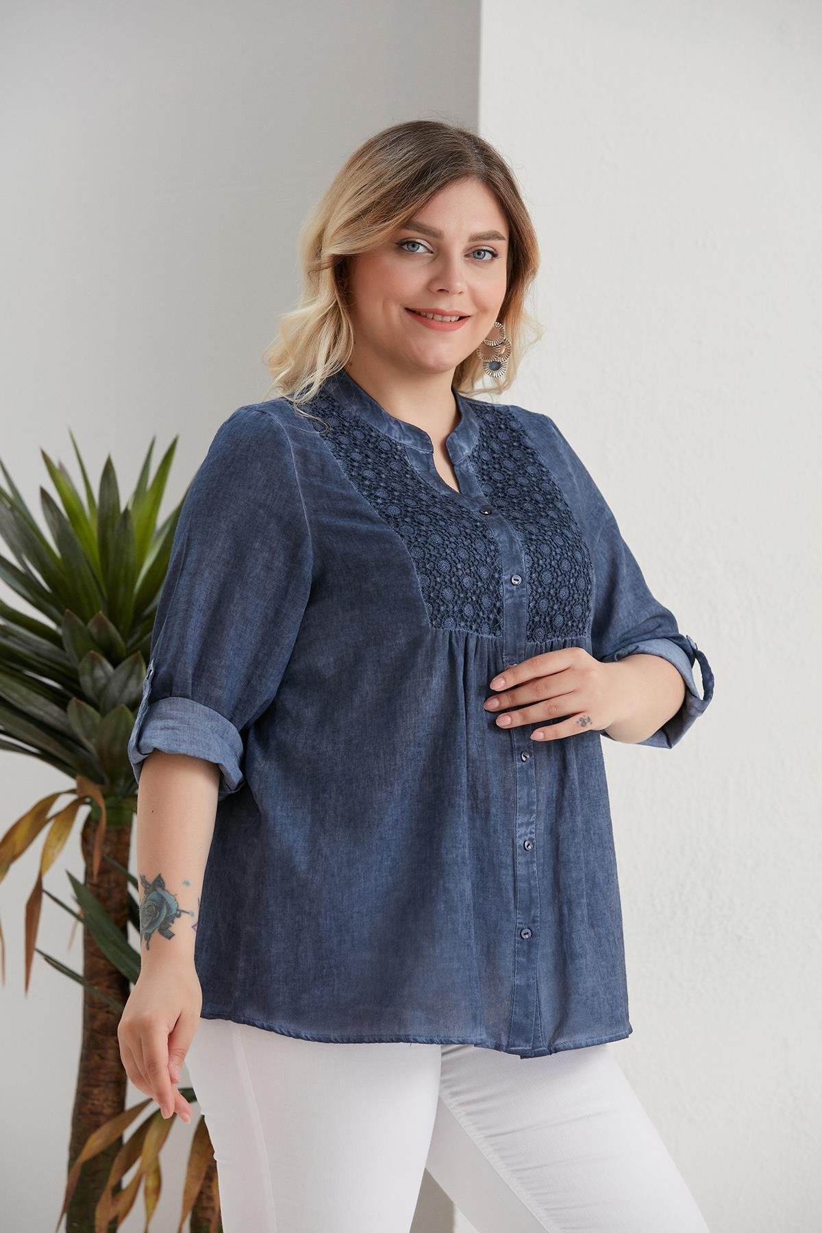 Büyük Beden Robası Dantelli Batik Lacivert Gömlek 