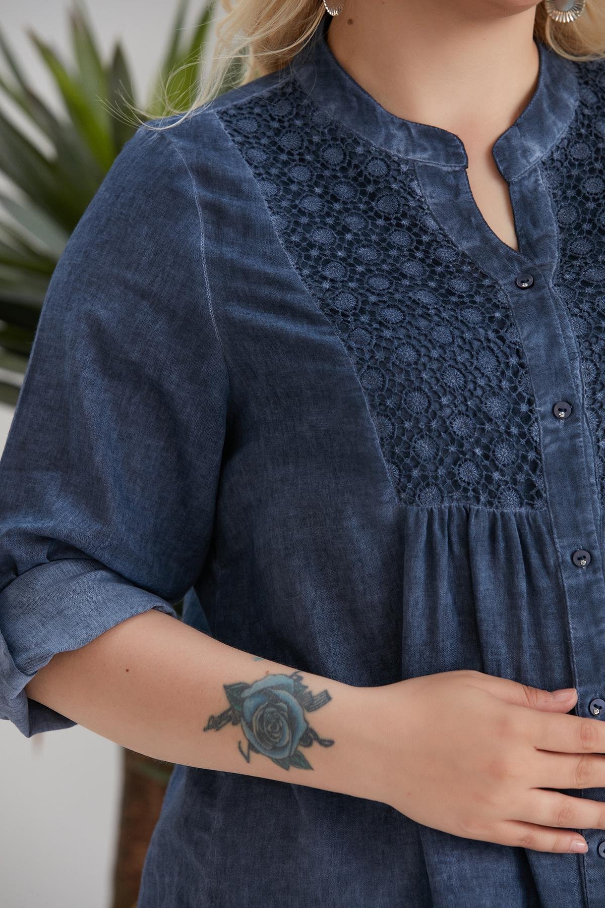 Büyük Beden Robası Dantelli Batik Lacivert Gömlek 