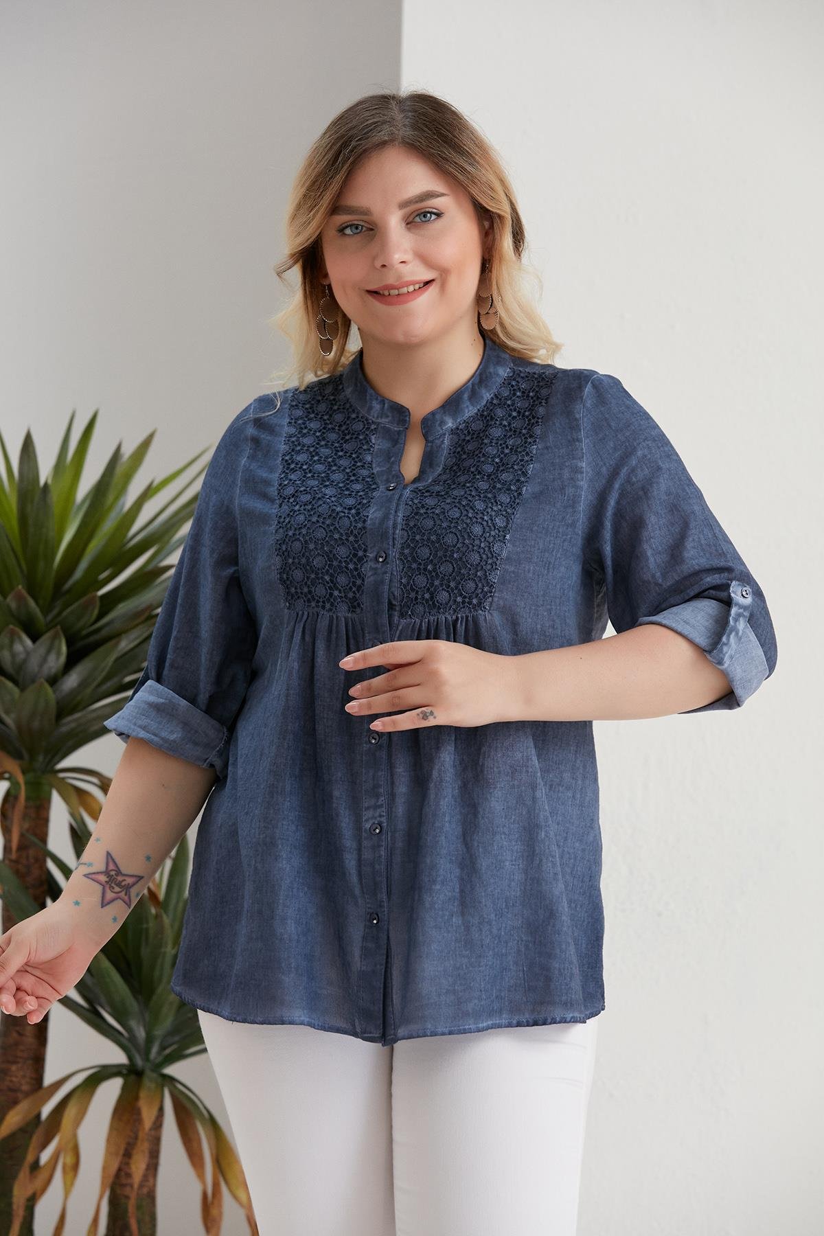 Büyük Beden Robası Dantelli Batik Lacivert Gömlek 