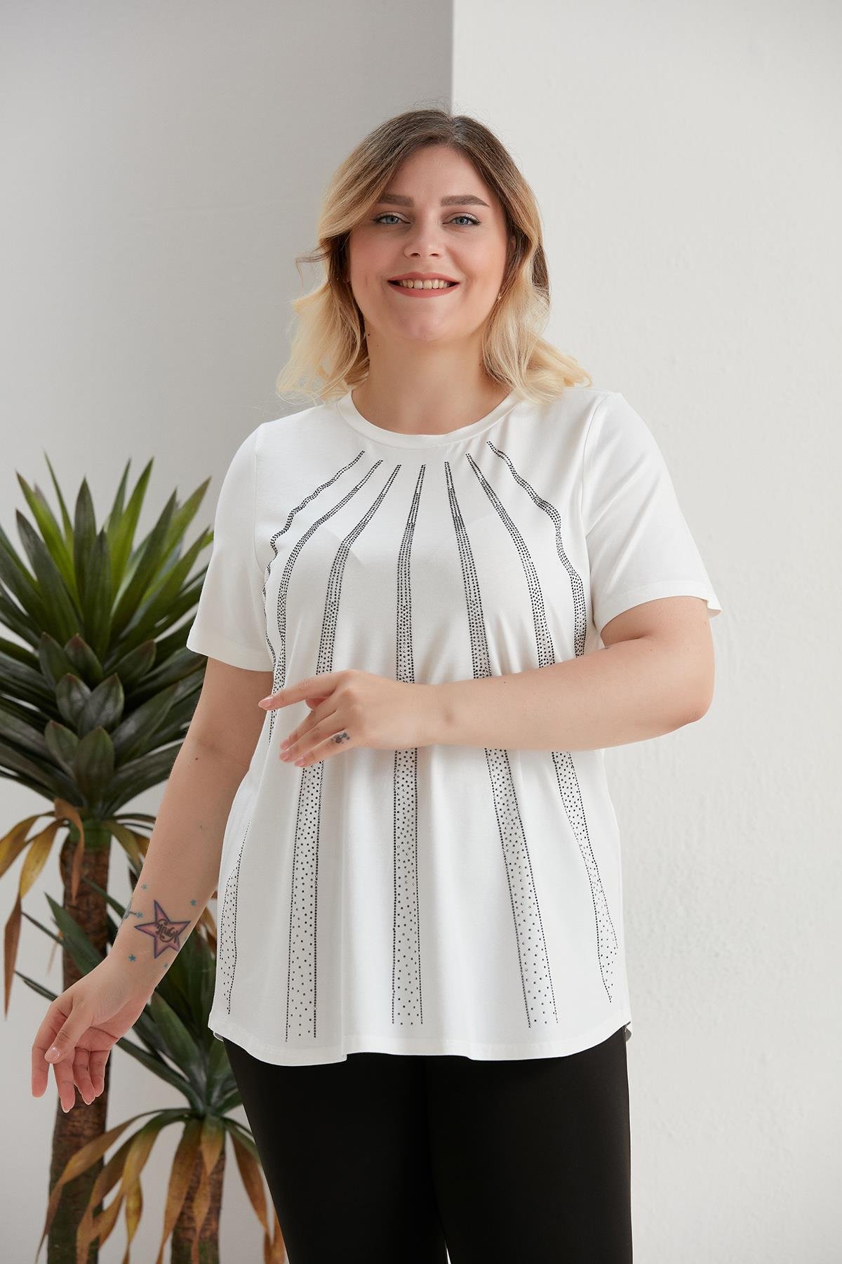 Büyük Beden Verev Taş Detaylı Ekru Bluz