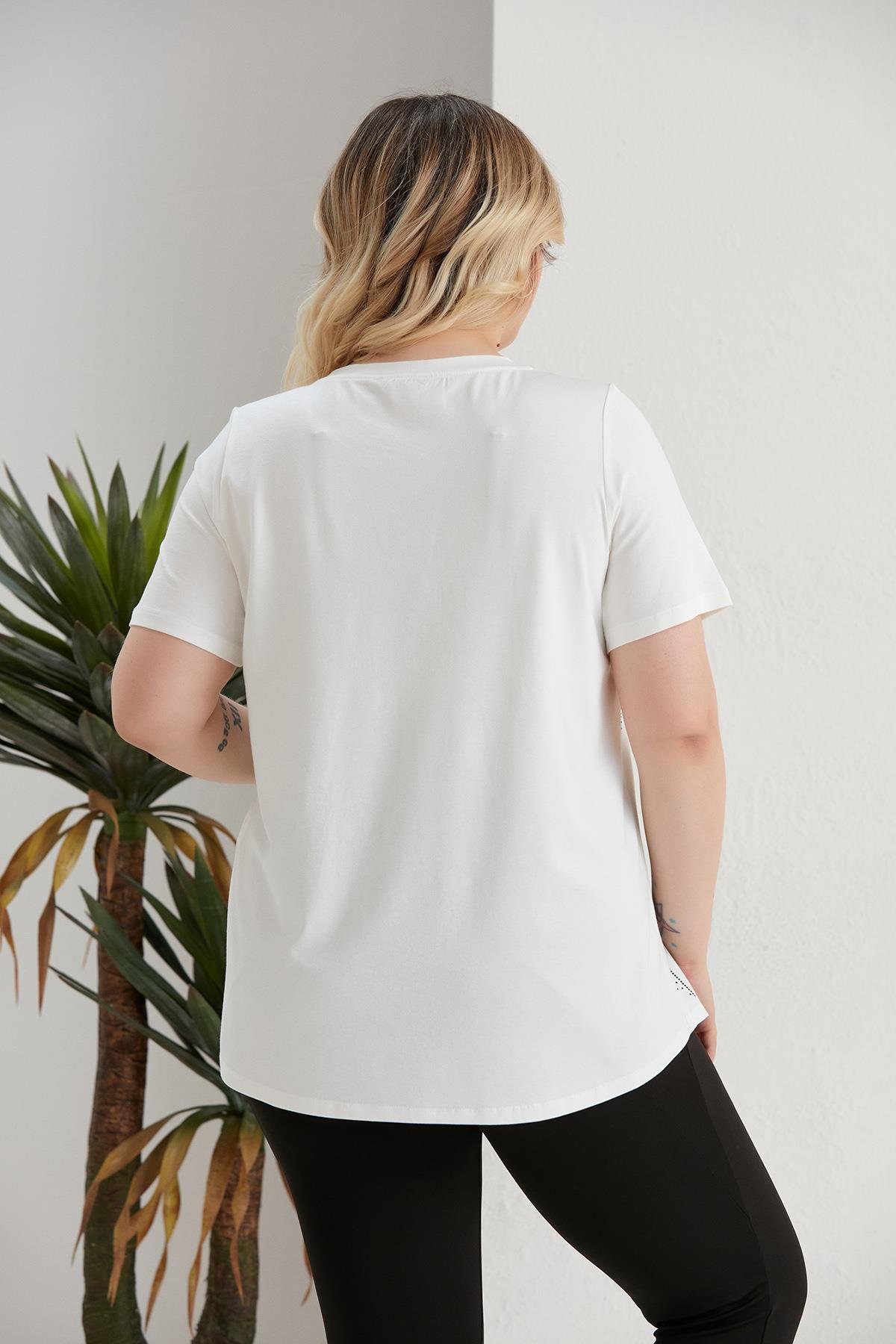 Büyük Beden Verev Taş Detaylı Ekru Bluz