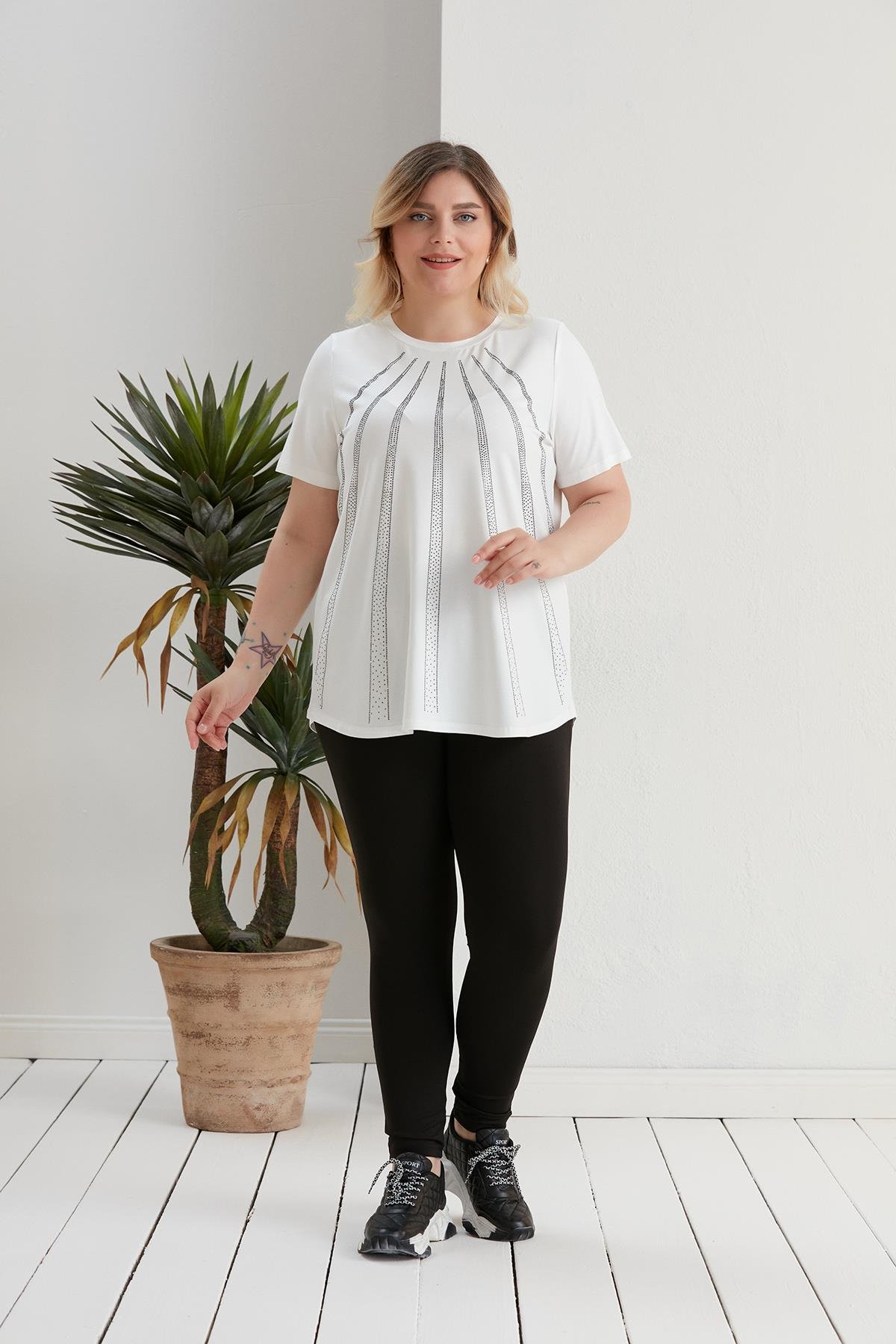 Büyük Beden Verev Taş Detaylı Ekru Bluz