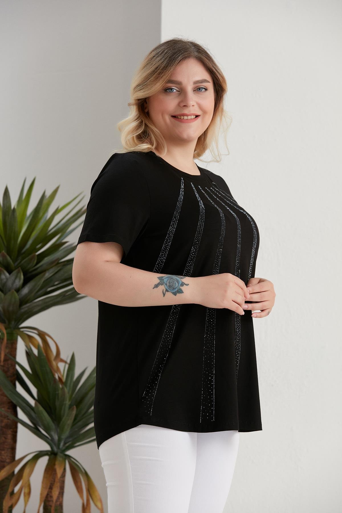 Büyük Beden Verev Taş Detaylı Siyah Bluz