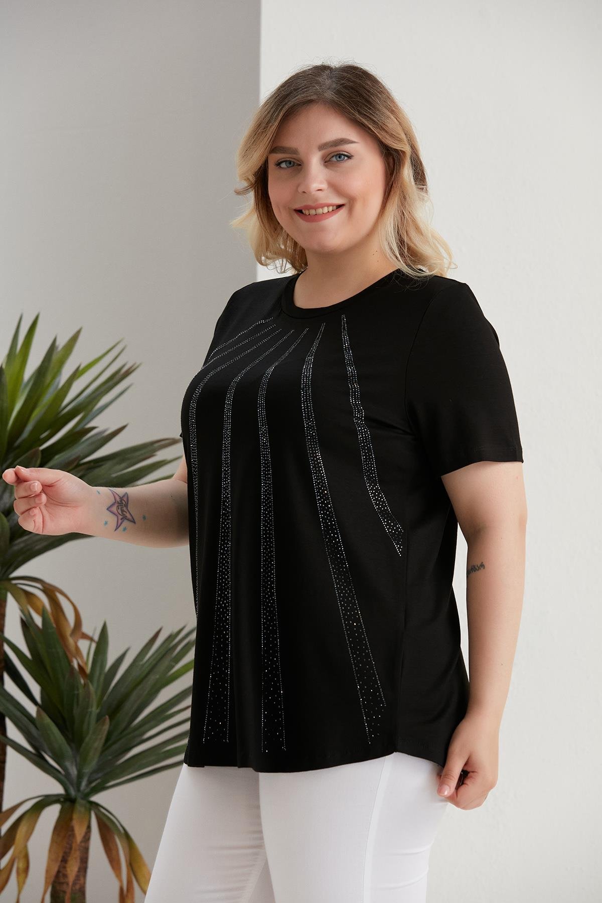 Büyük Beden Verev Taş Detaylı Siyah Bluz