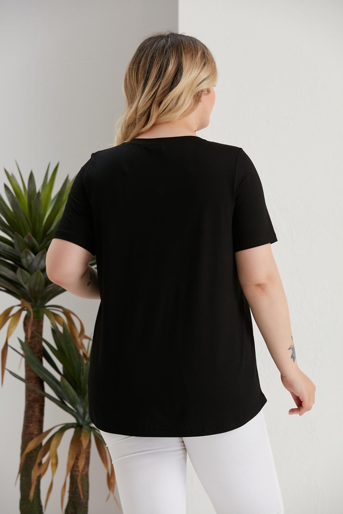 Büyük Beden Verev Taş Detaylı Siyah Bluz