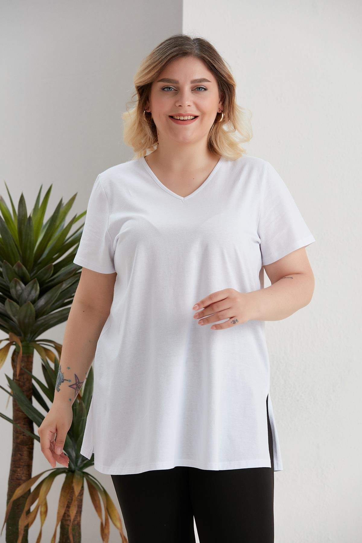 Büyük Beden Yırtmaçlı V Yaka Beyaz Tişört