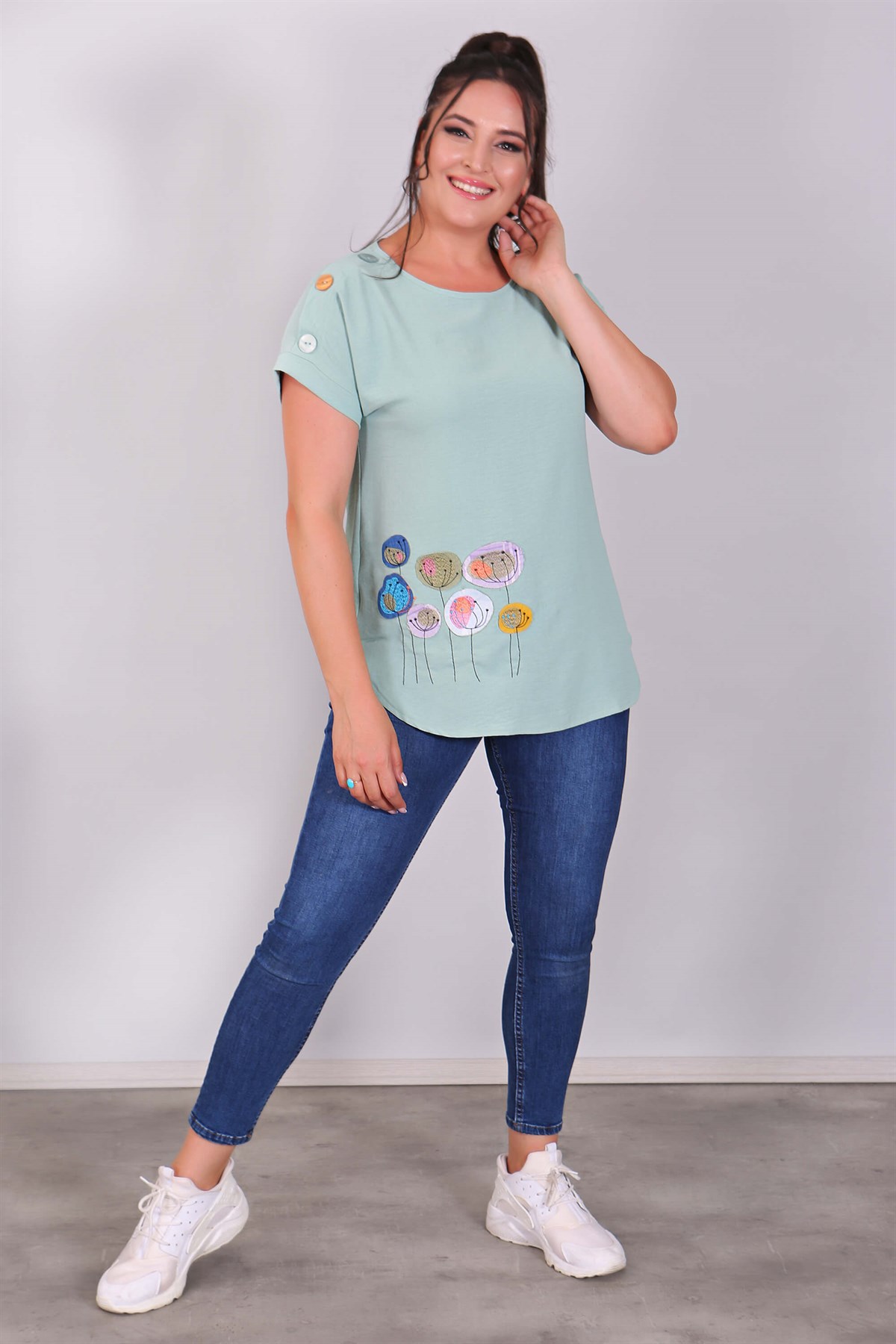 Düğme Ve Nakış Detaylı Mint Yeşili Bluz