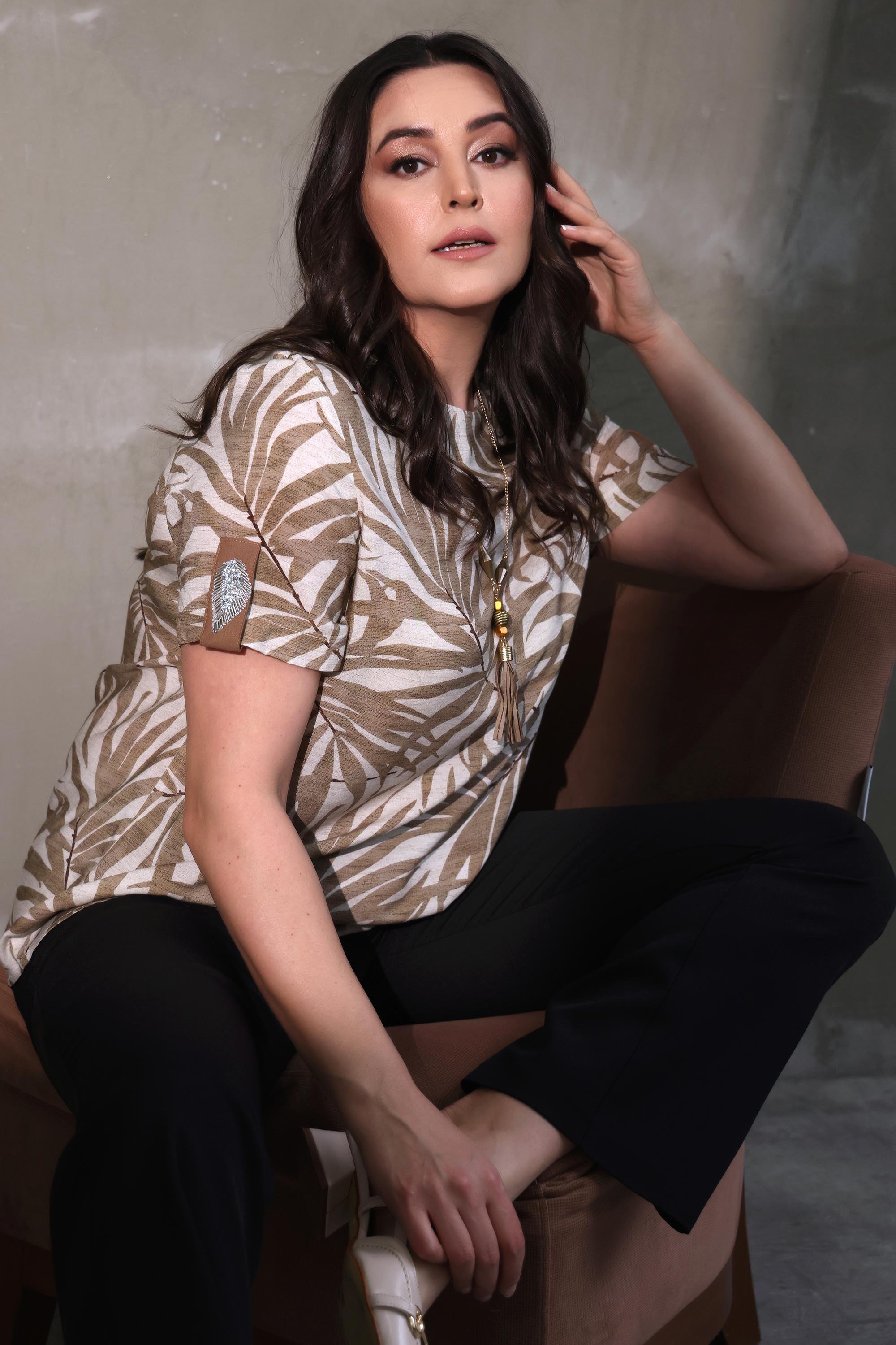 Trend42plus Büyük Beden Apolet Taş Baskılı Yaprak Desenli Vizon Bluz