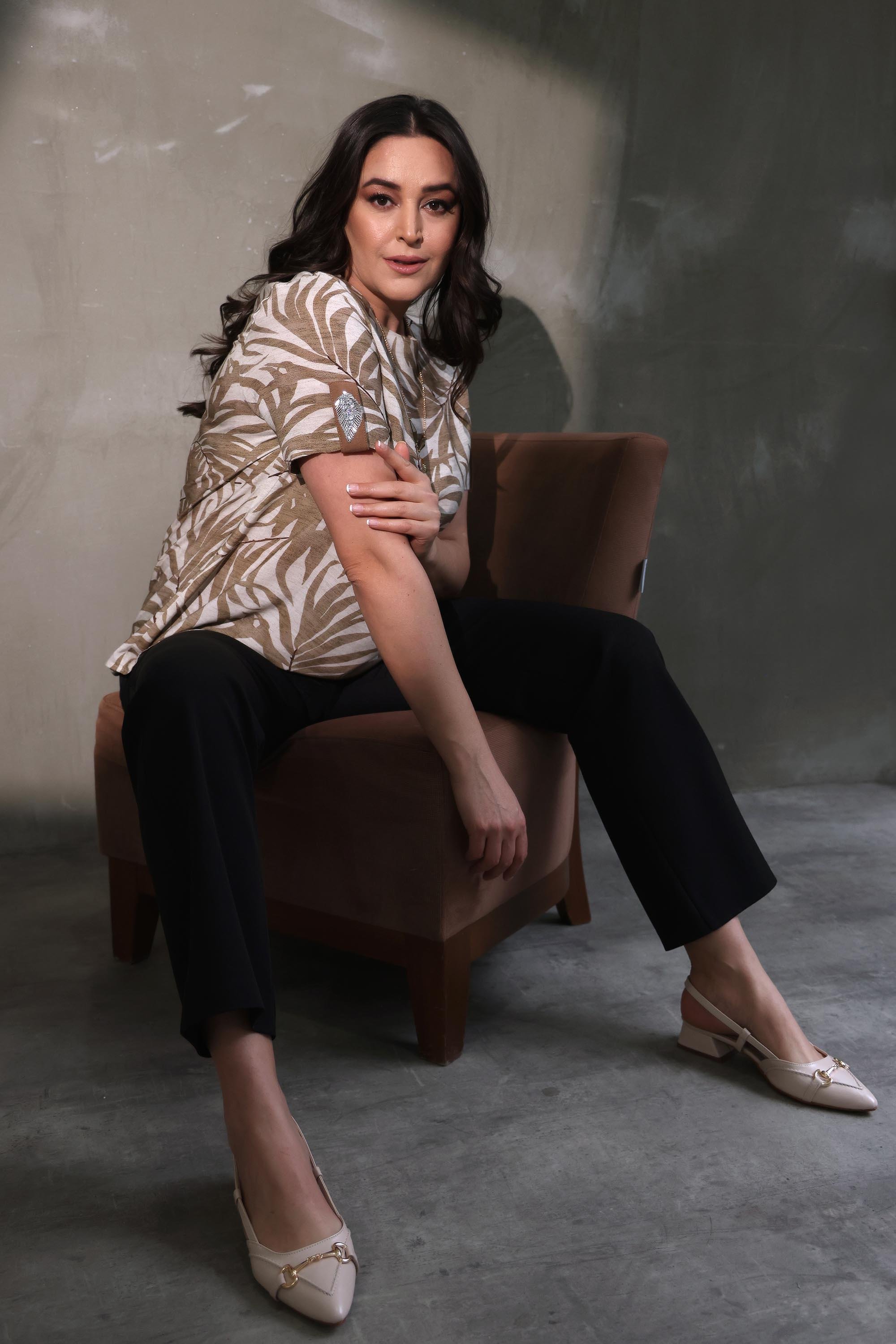 Trend42plus Büyük Beden Apolet Taş Baskılı Yaprak Desenli Vizon Bluz