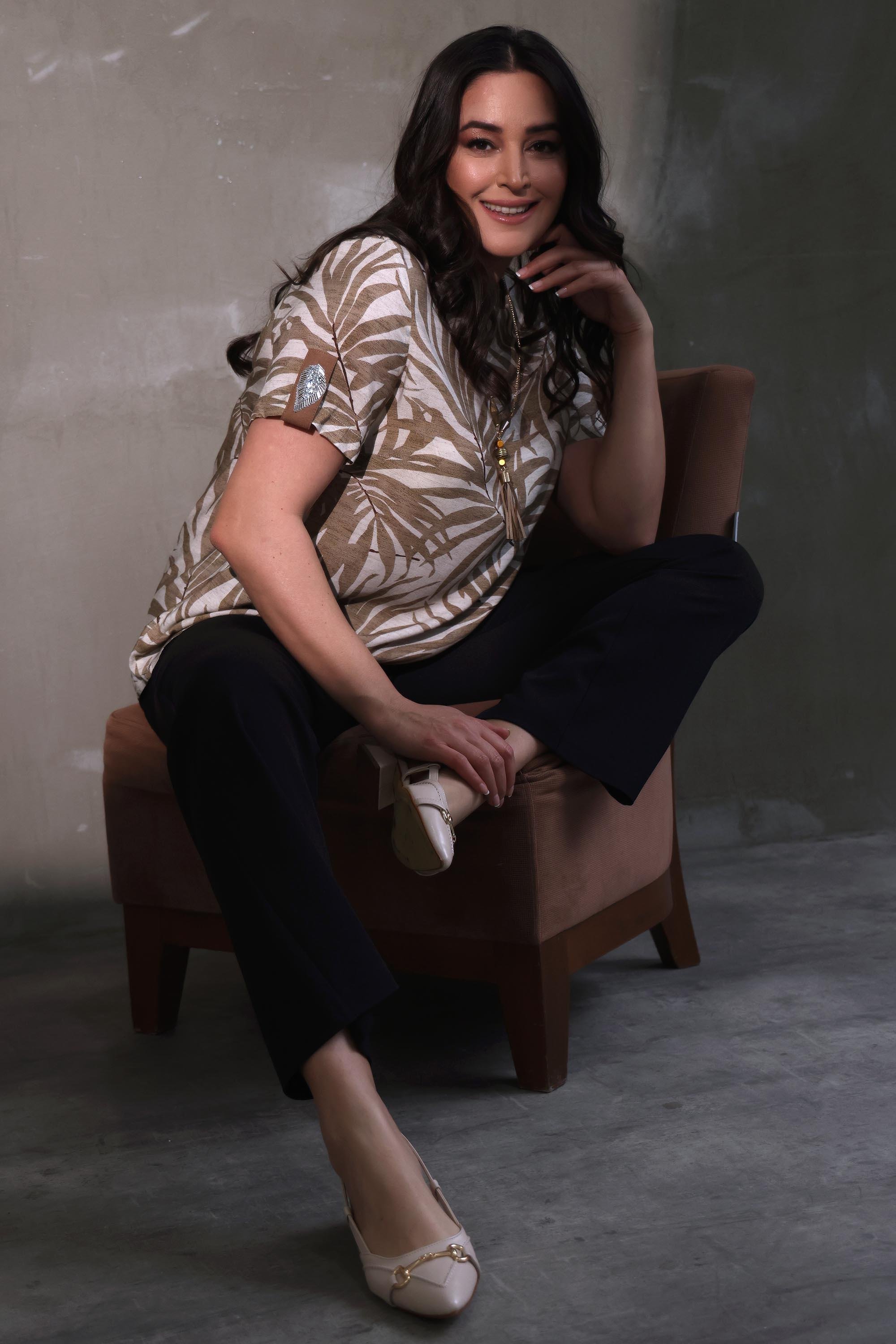 Trend42plus Büyük Beden Apolet Taş Baskılı Yaprak Desenli Vizon Bluz