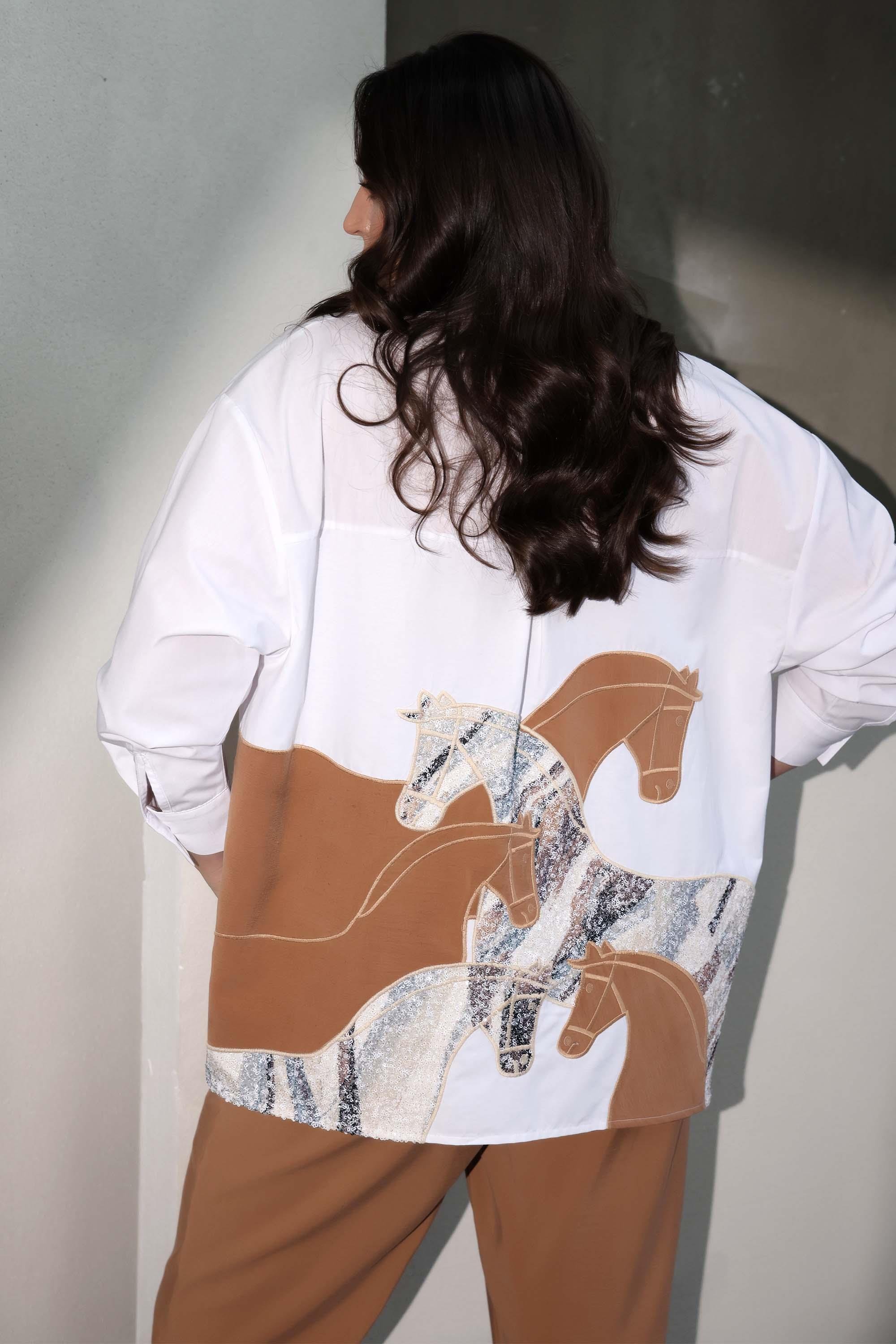 Trend42plus Büyük Beden Arka At Nakış Detaylı Oversize Beyaz Gömlek