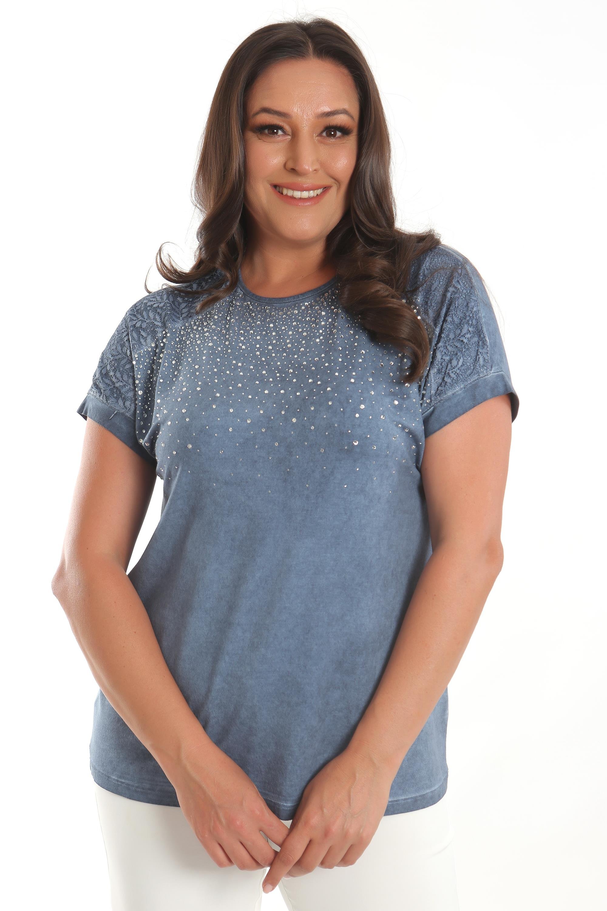 Trend42plus Büyük Beden İndigo Taş Baskılı Omuz Dantel Detaylı Batik Yıkamalı Bluz