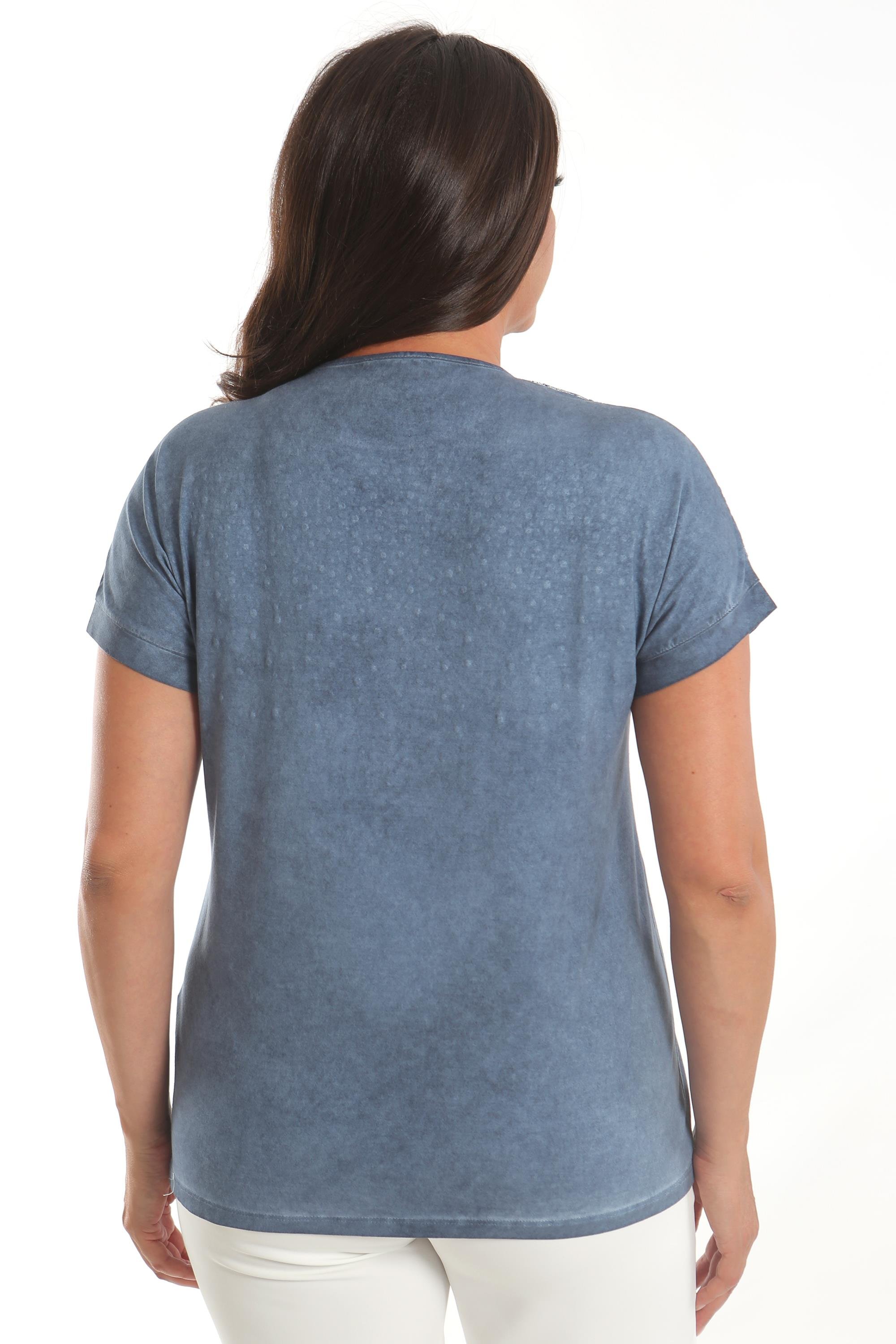 Trend42plus Büyük Beden İndigo Taş Baskılı Omuz Dantel Detaylı Batik Yıkamalı Bluz