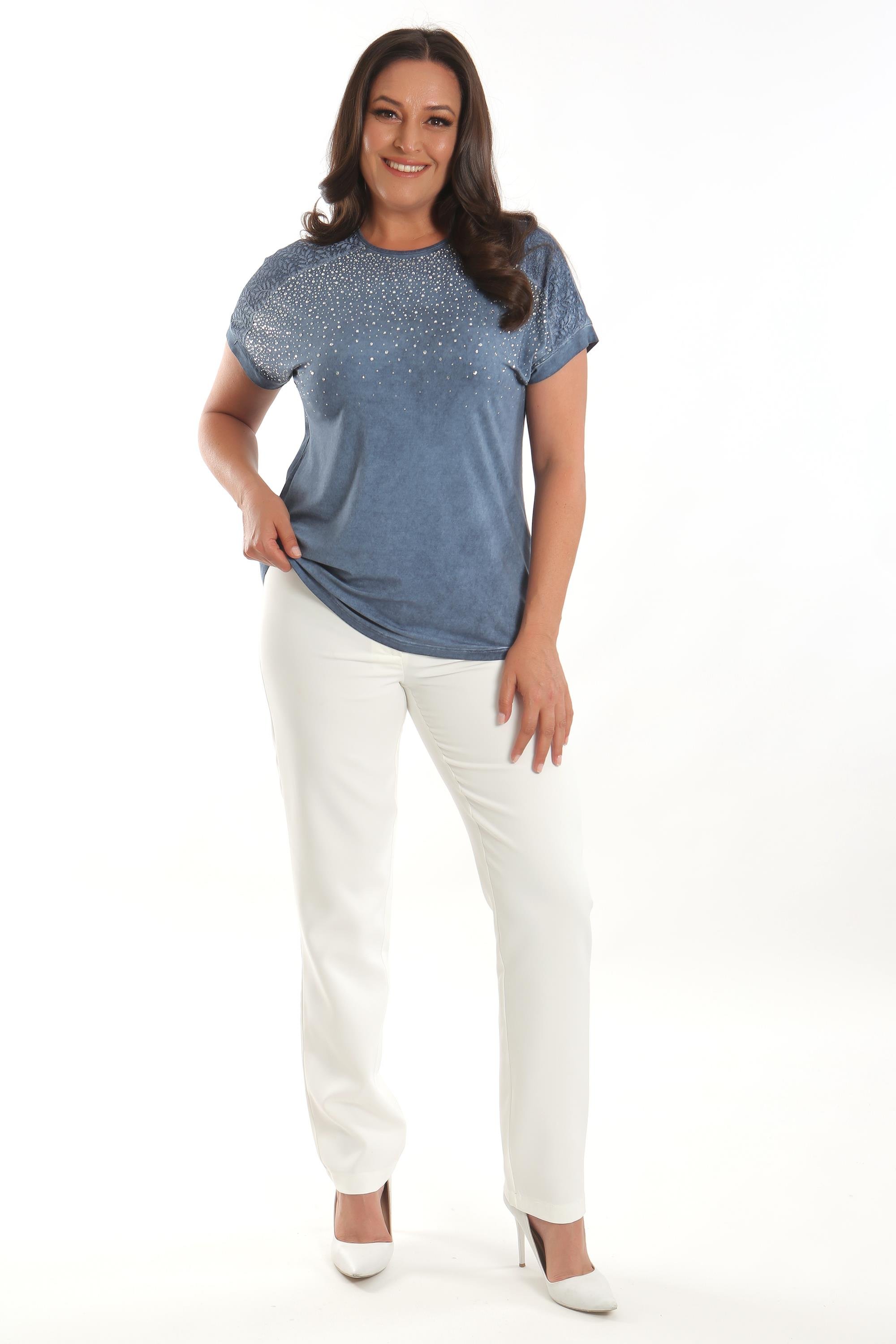 Trend42plus Büyük Beden İndigo Taş Baskılı Omuz Dantel Detaylı Batik Yıkamalı Bluz