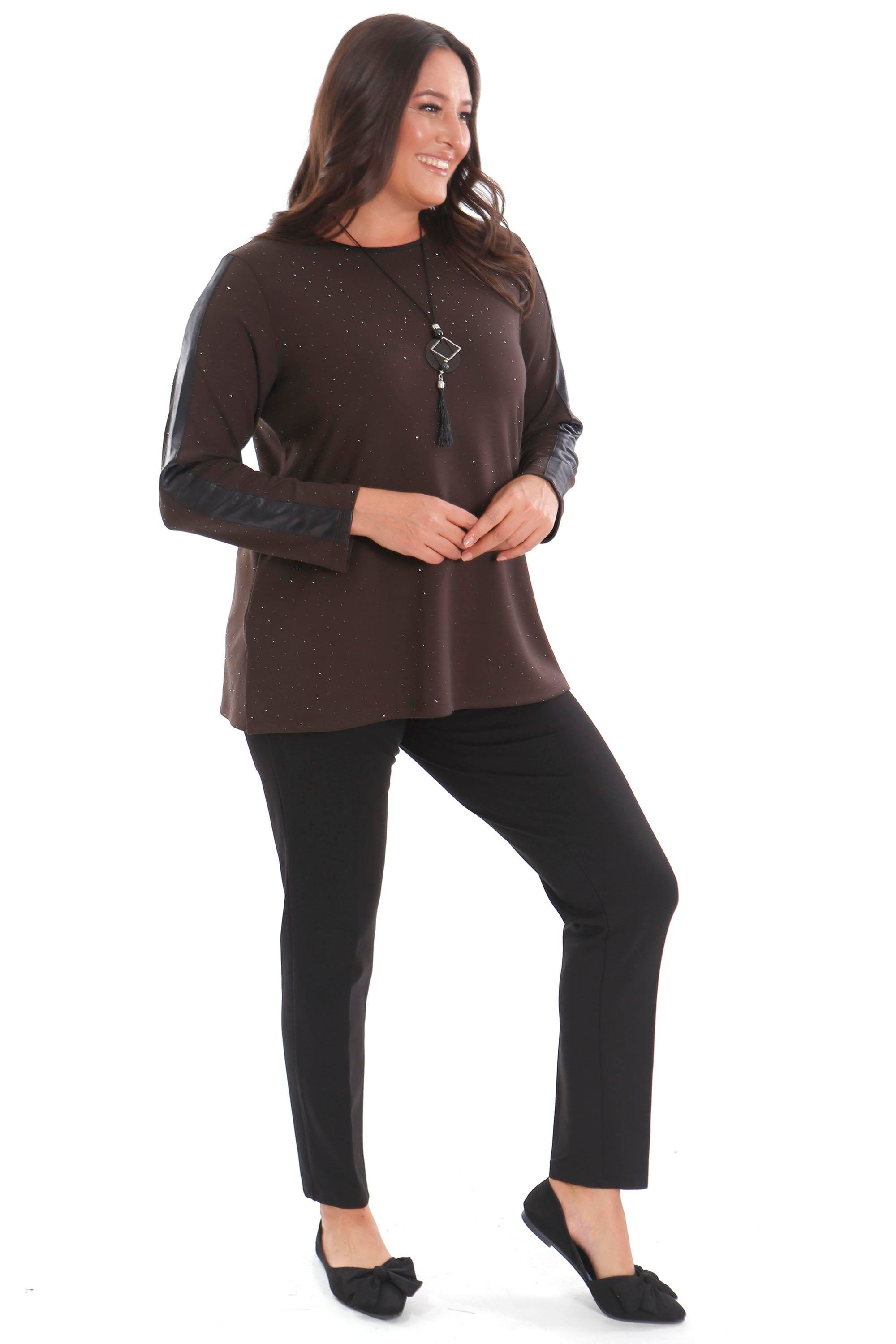 Trend42plus Büyük Beden Kolu Deri Şerit Detaylı Kendinden Taşlı Kahverengi Bluz 