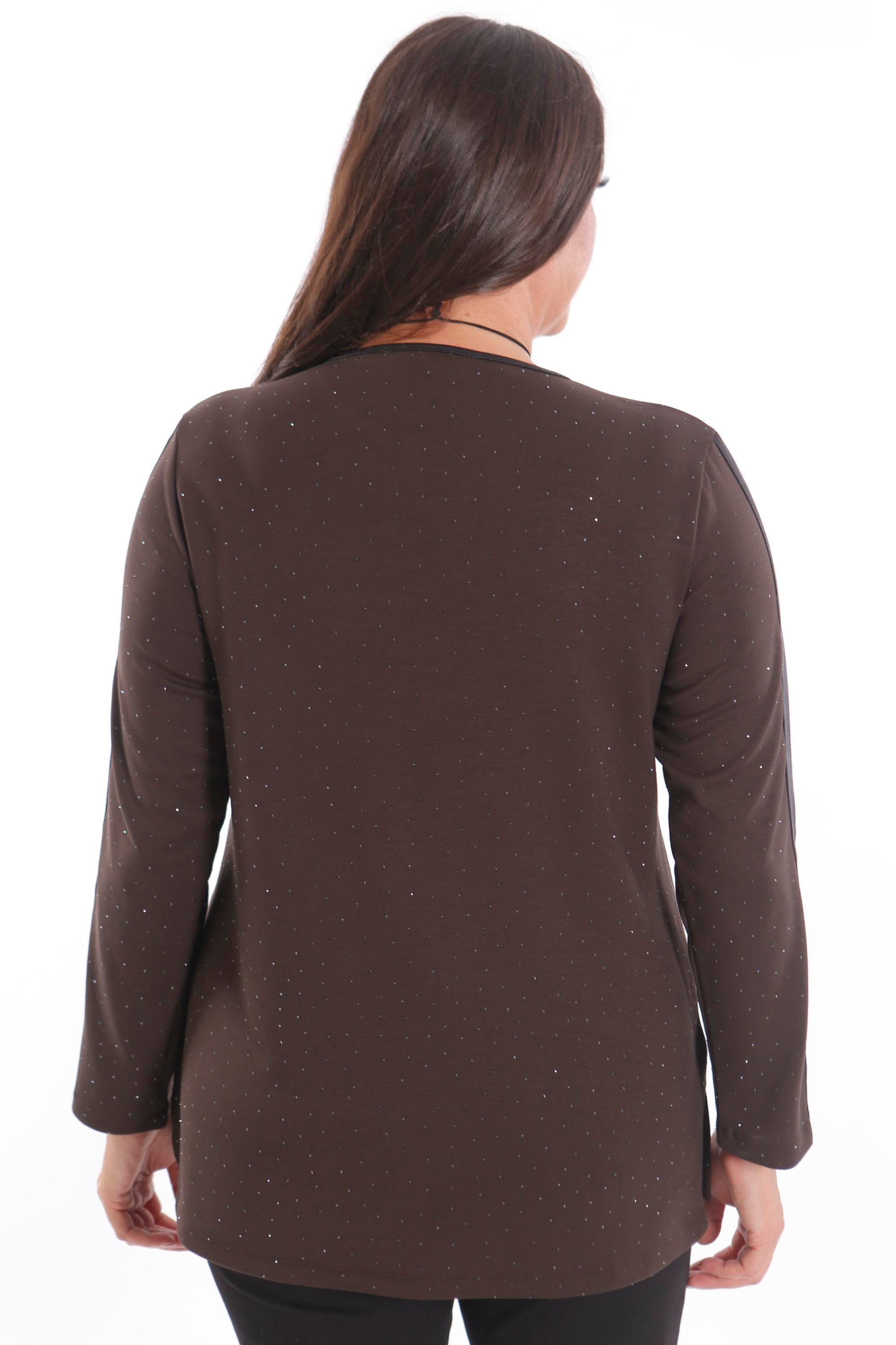 Trend42plus Büyük Beden Kolu Deri Şerit Detaylı Kendinden Taşlı Kahverengi Bluz 