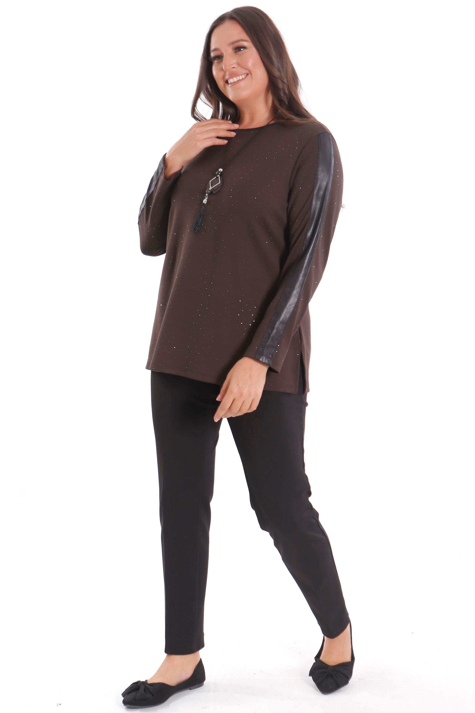 Trend42plus Büyük Beden Kolu Deri Şerit Detaylı Kendinden Taşlı Kahverengi Bluz 