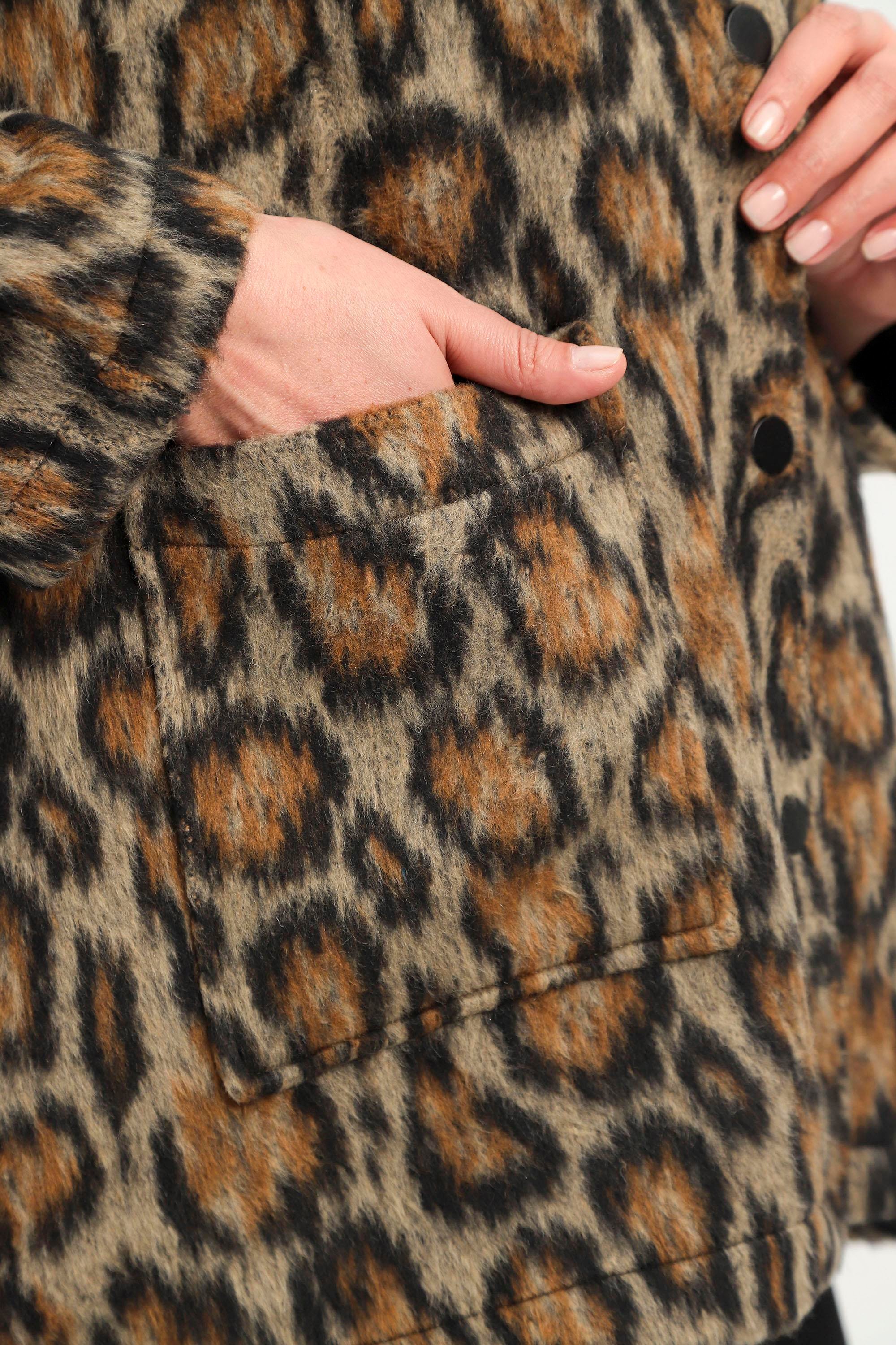 Trend42plus Büyük Beden Leopar Desenli Çıt Çıt Düğmeli Erkek Yaka Kaban