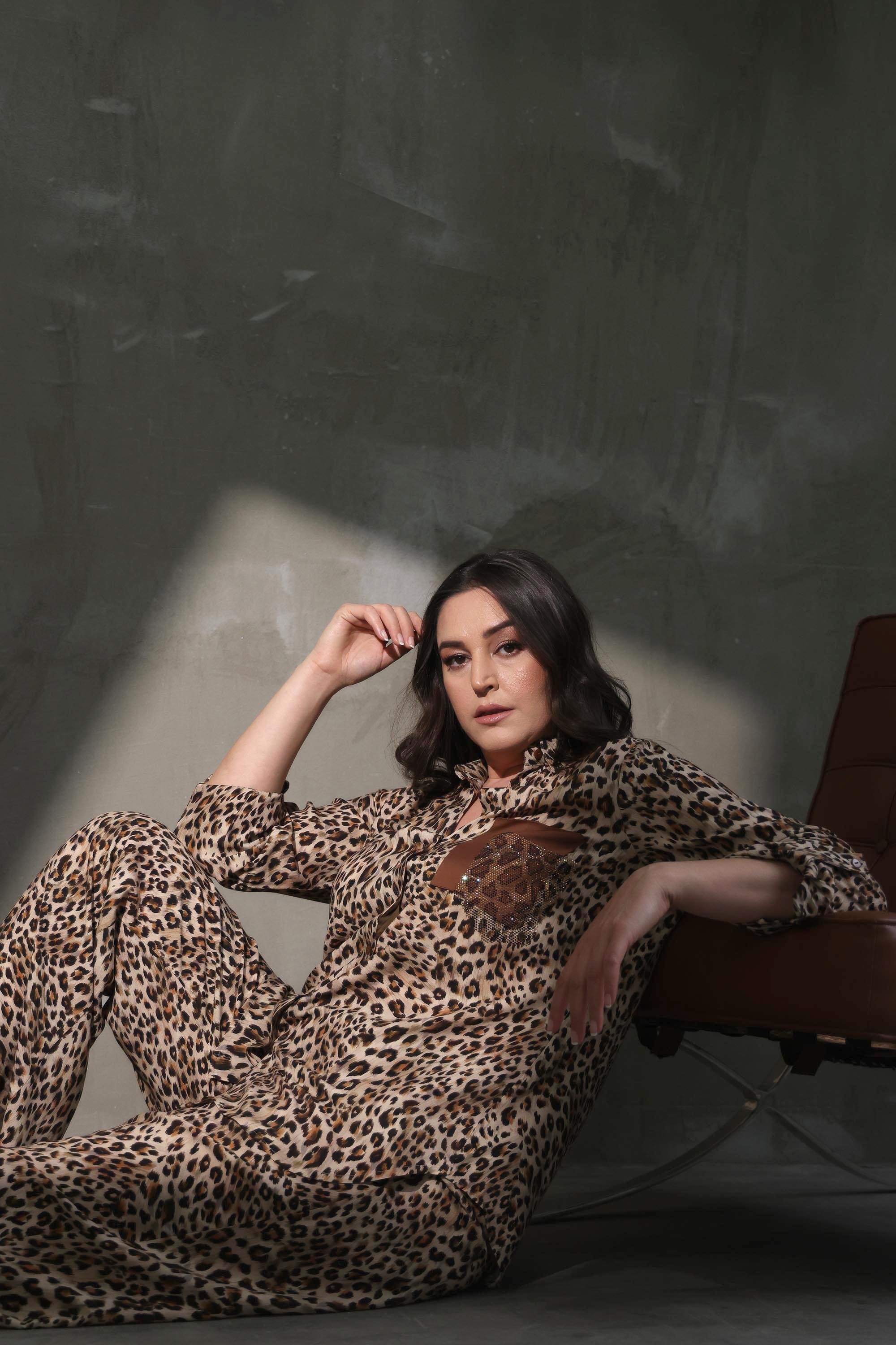 Trend42plus Büyük Beden Leopar Desenli Taş Baskılı Gömlek 