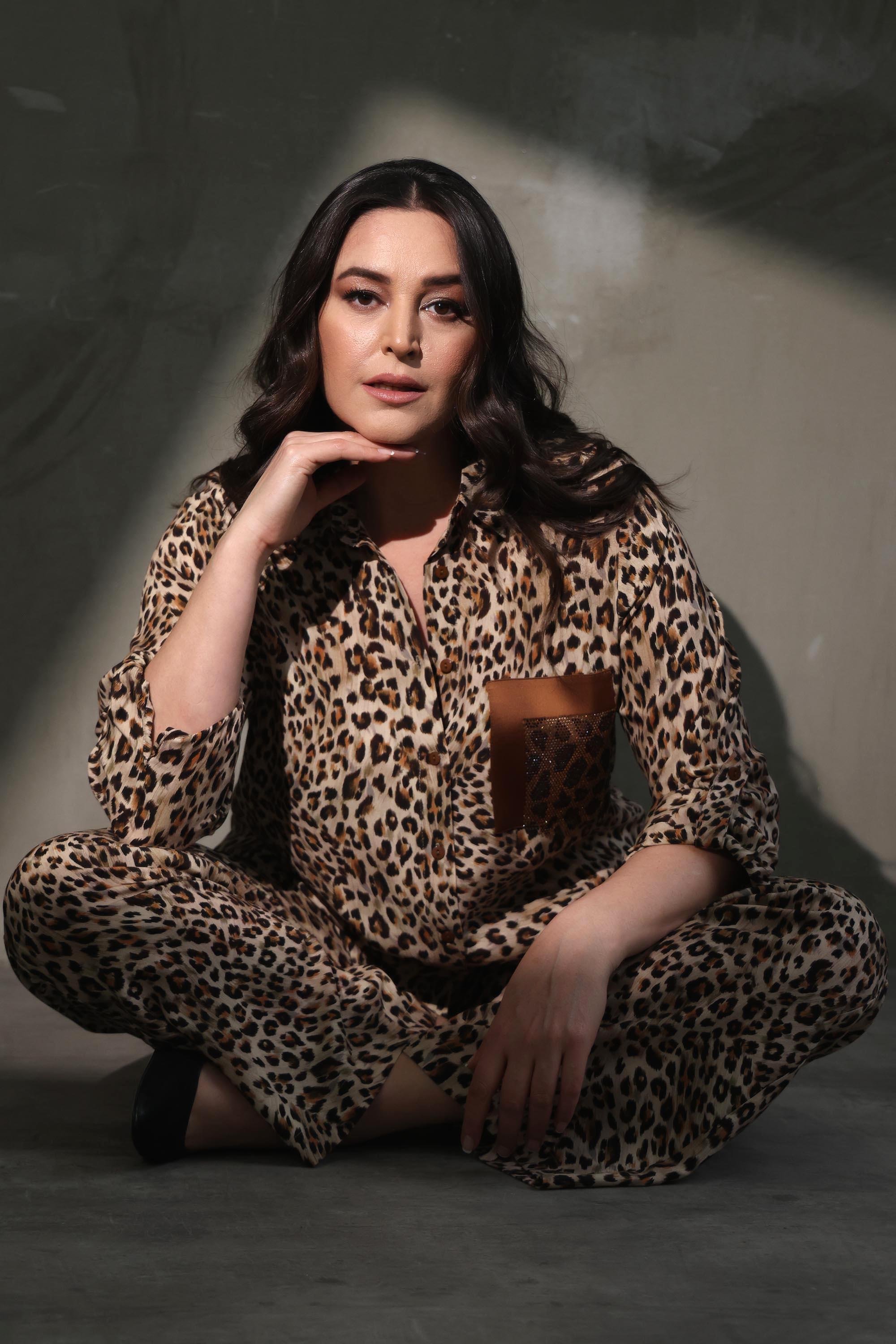 Trend42plus Büyük Beden Leopar Desenli Taş Baskılı Gömlek 