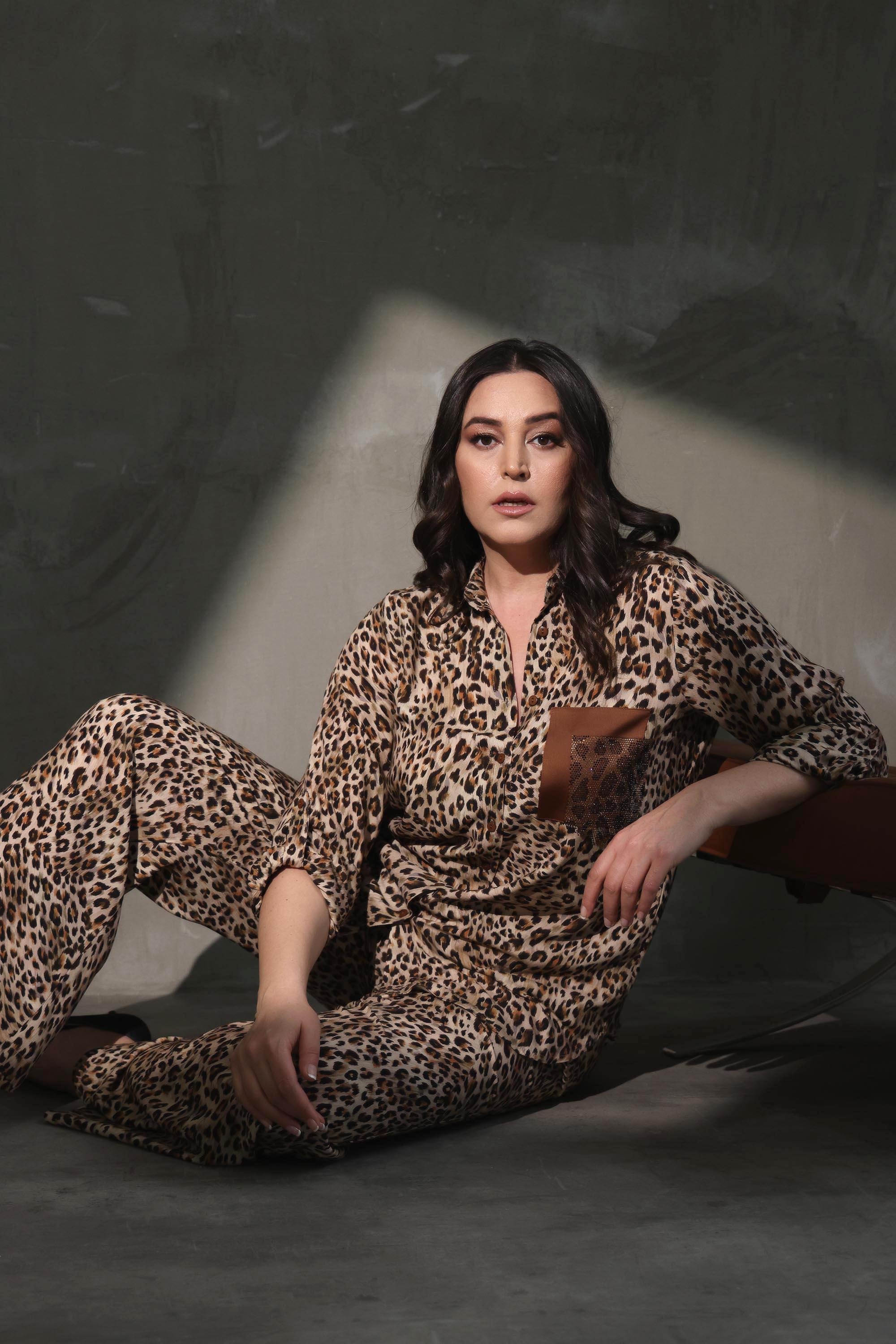 Trend42plus Büyük Beden Leopar Desenli Taş Baskılı Gömlek 