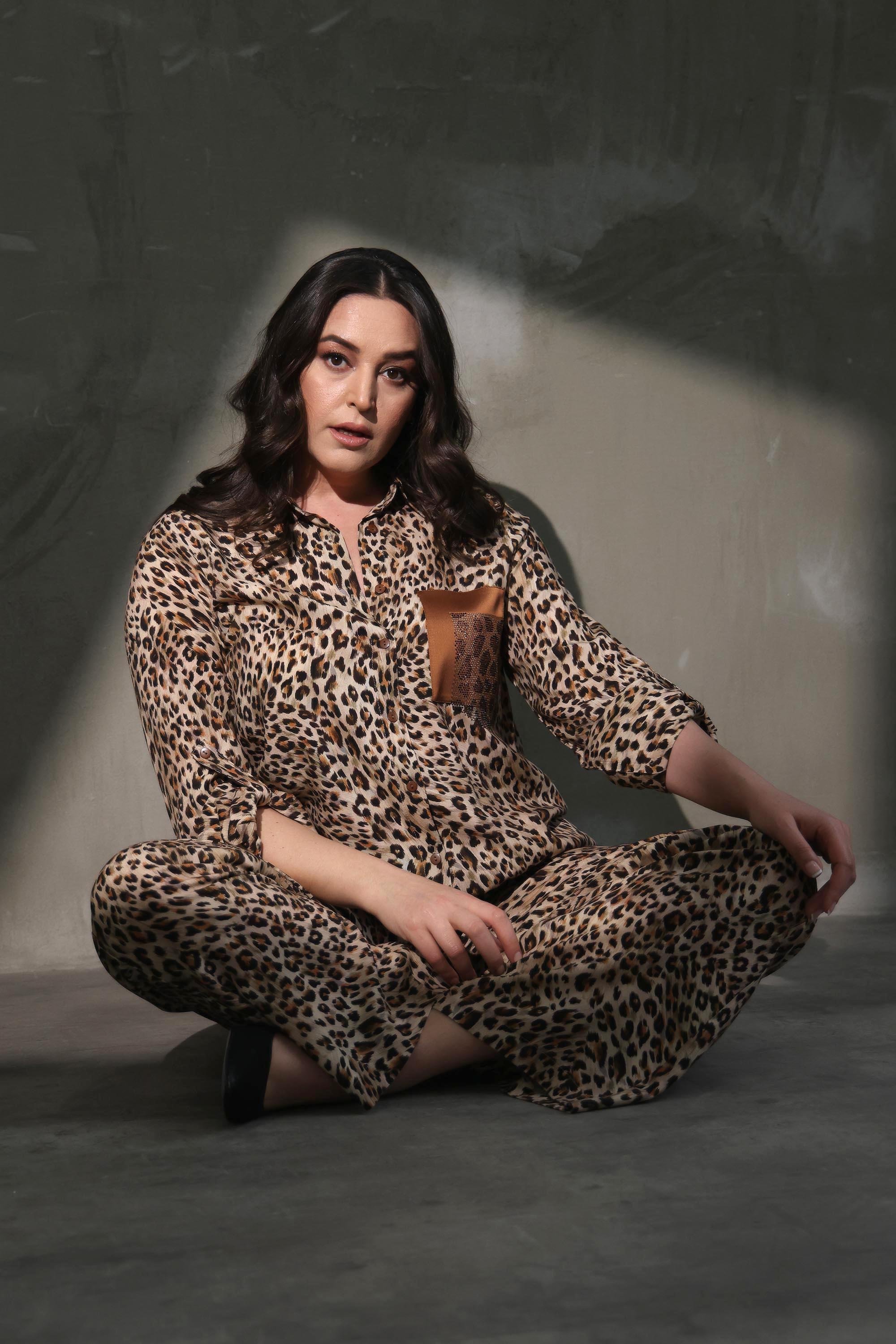 Trend42plus Büyük Beden Leopar Desenli Taş Baskılı Gömlek 