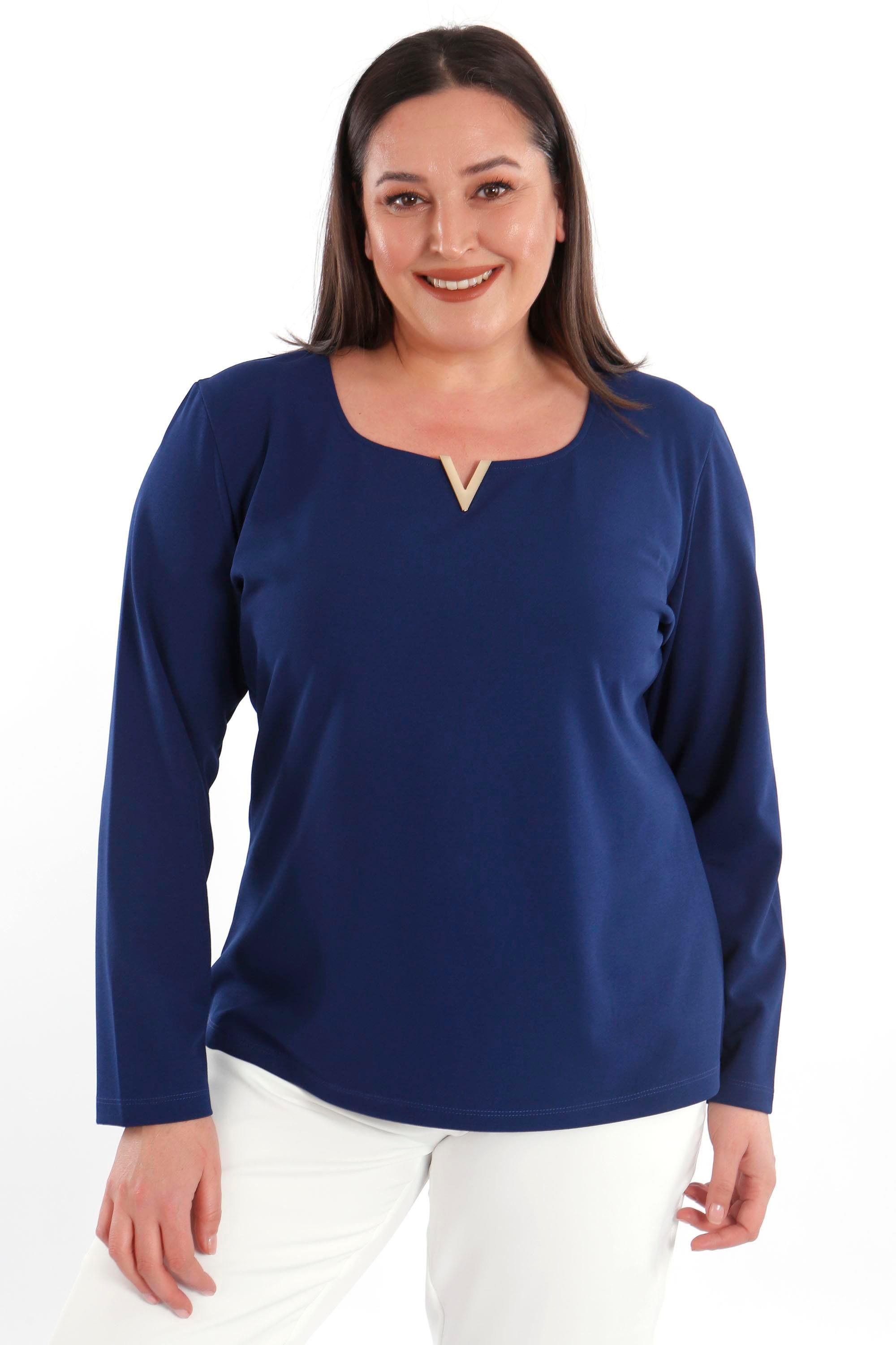 Trend42plus Büyük Beden Likralı Krep Kumaş V Gold Toka Detaylı Lacivert Bluz  