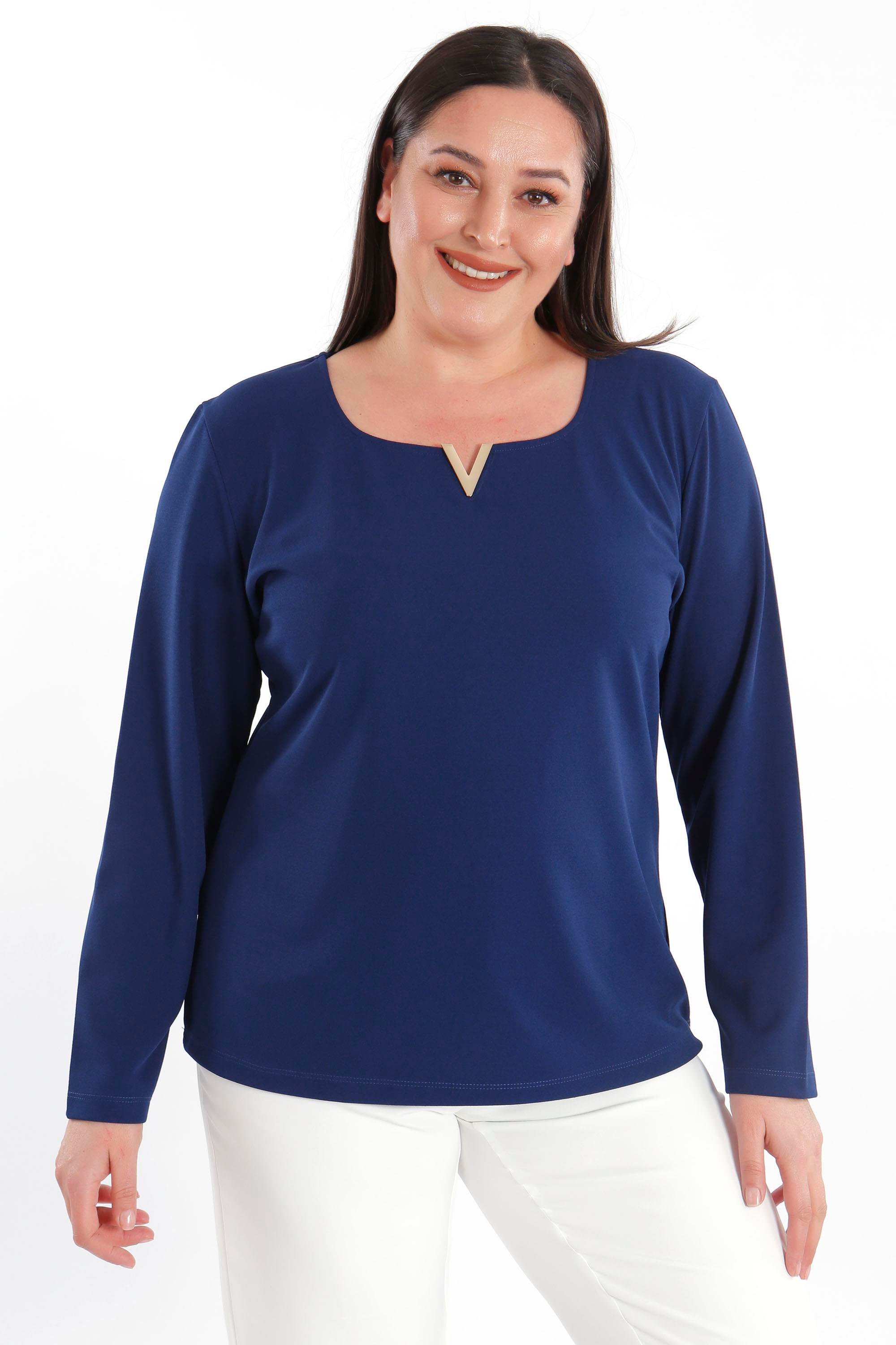 Trend42plus Büyük Beden Likralı Krep Kumaş V Gold Toka Detaylı Lacivert Bluz  