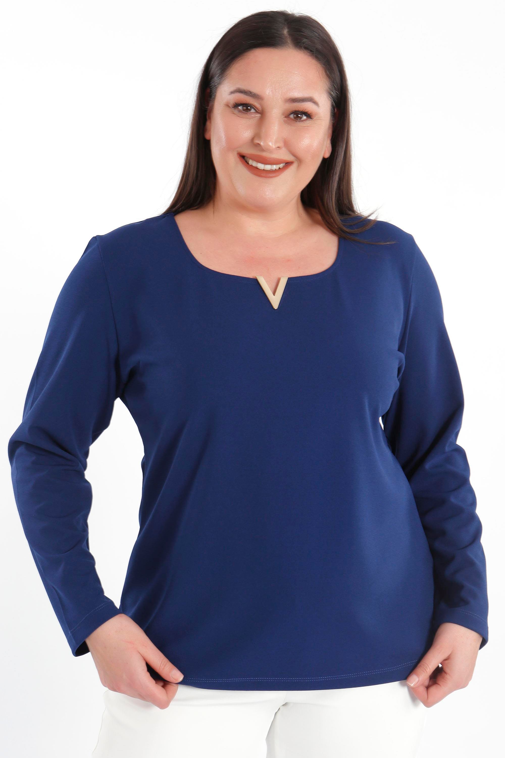 Trend42plus Büyük Beden Likralı Krep Kumaş V Gold Toka Detaylı Lacivert Bluz  