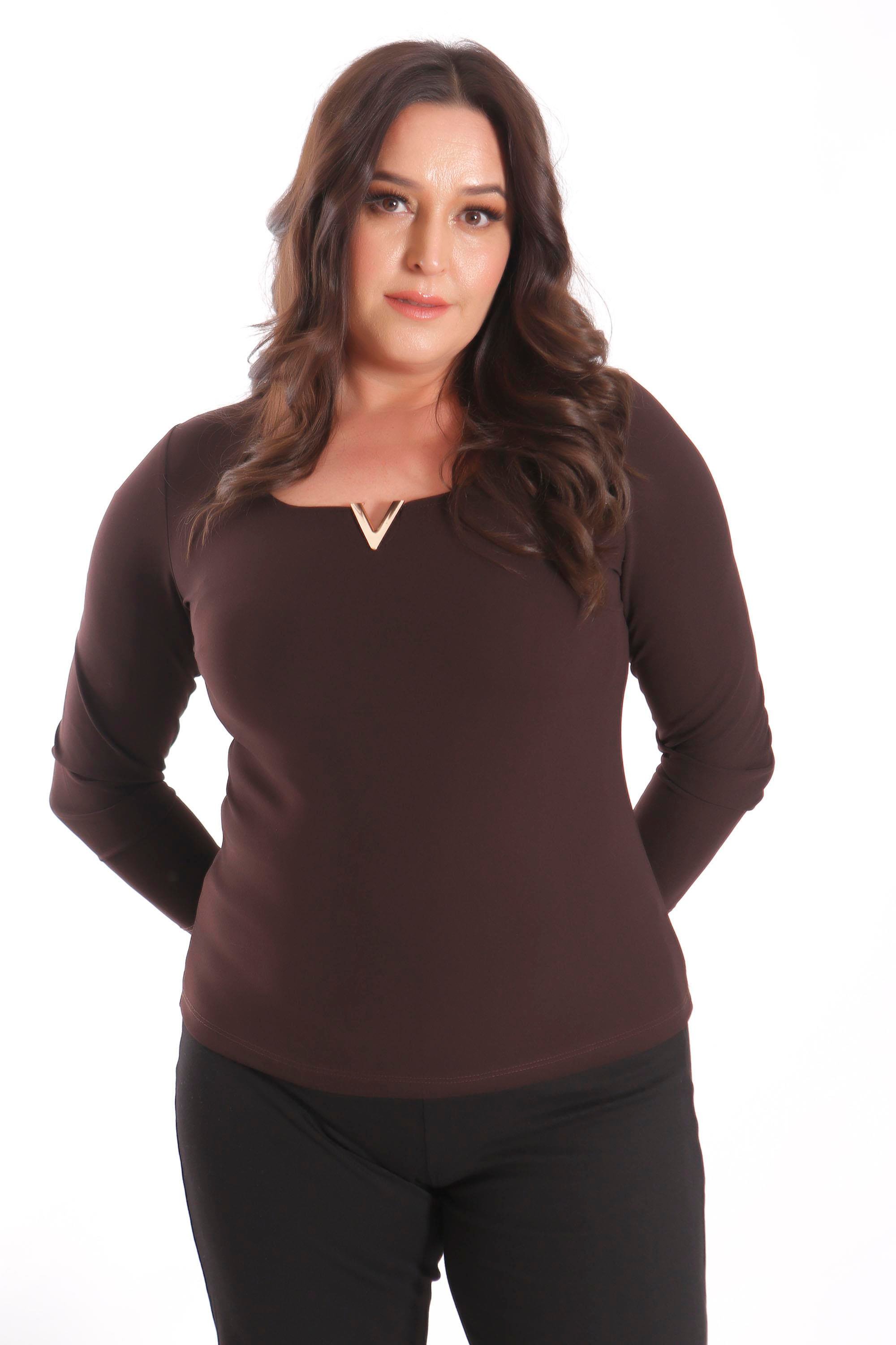 Trend42plus Büyük Beden Likralı Krep Kumaş V Gold Toka Detaylı Kahverengi Bluz  