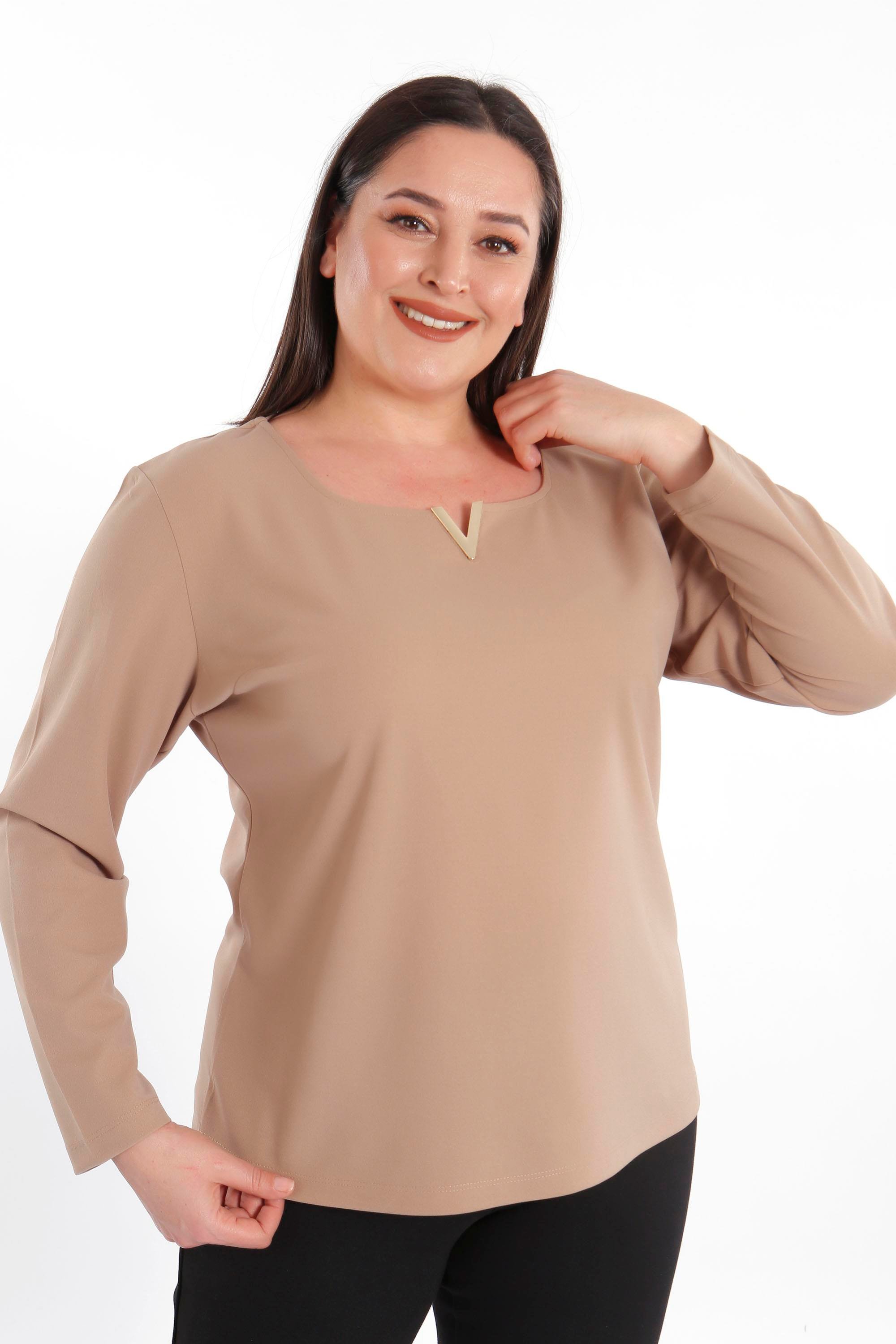 Trend42plus Büyük Beden Likralı Krep Kumaş V Gold Toka Detaylı Vizon Bluz  