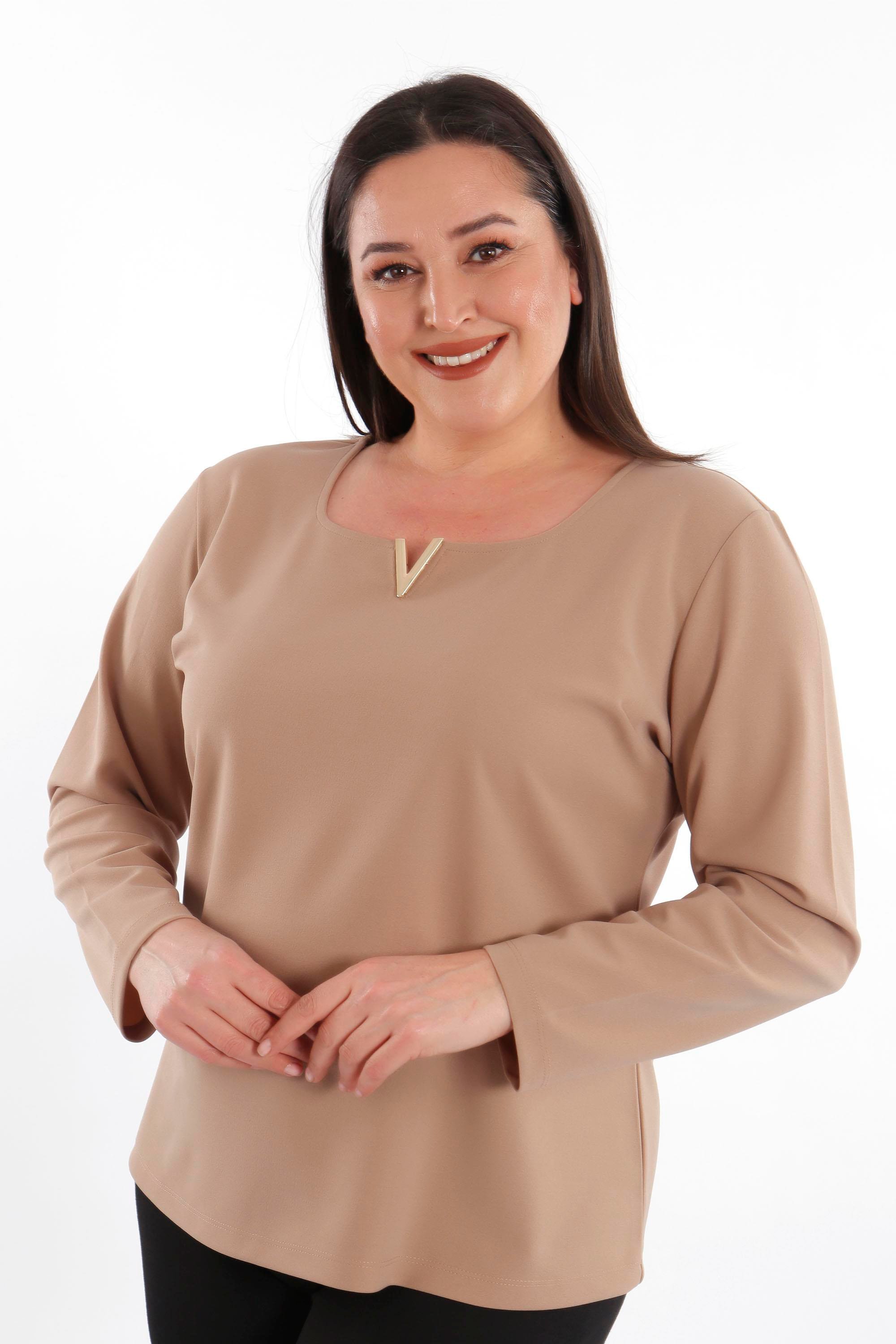 Trend42plus Büyük Beden Likralı Krep Kumaş V Gold Toka Detaylı Vizon Bluz  